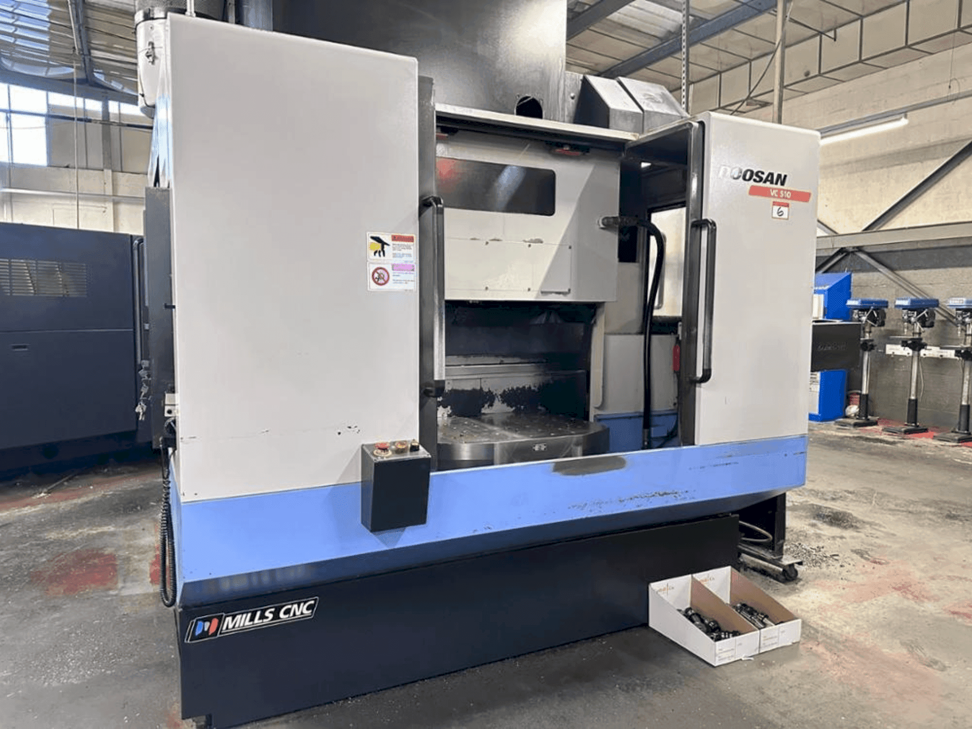 DOOSAN VC 510 Mašinos vaizdas iš priekio