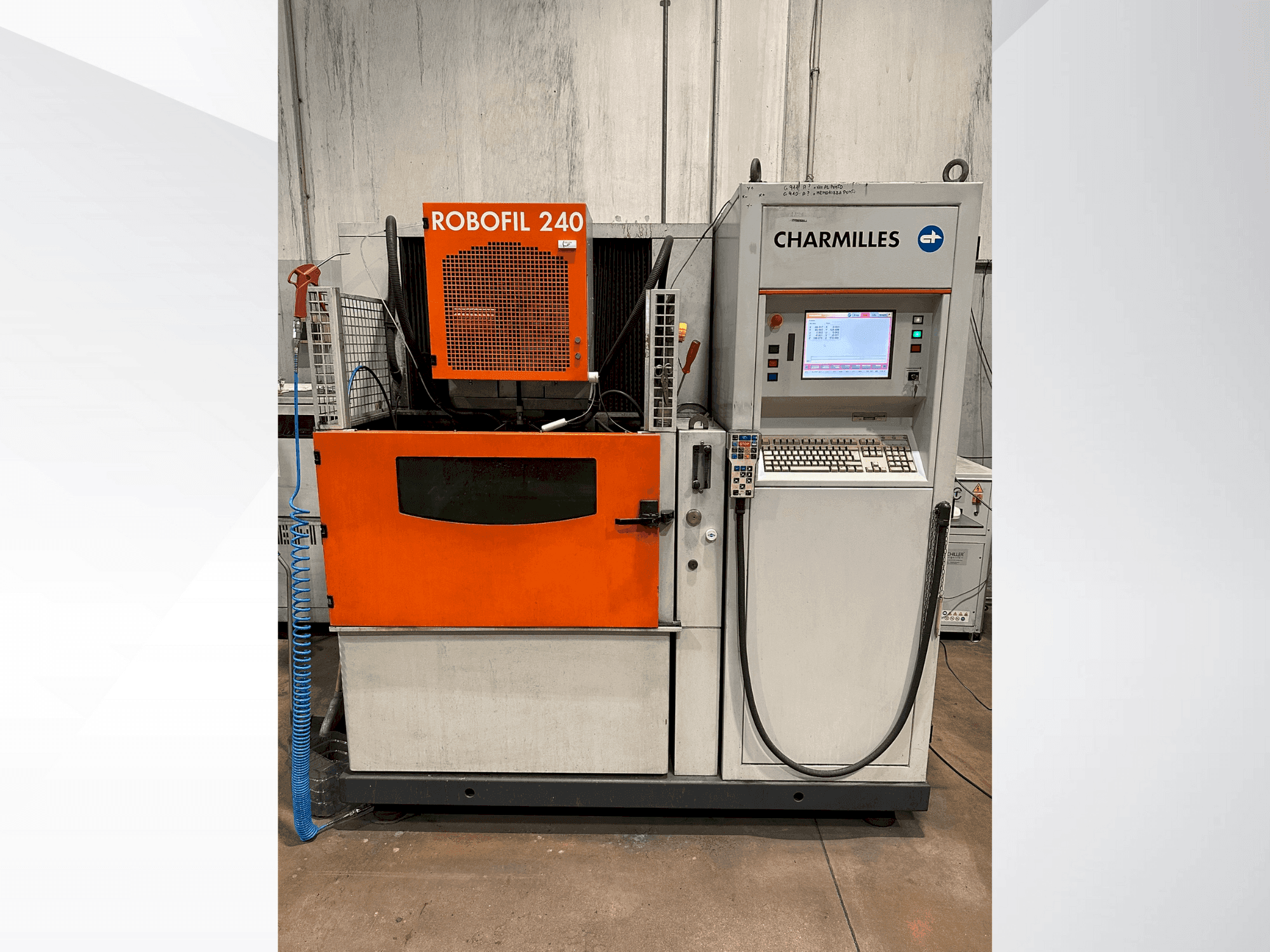 CHARMILLES Robofil 240 Mašinos vaizdas iš priekio