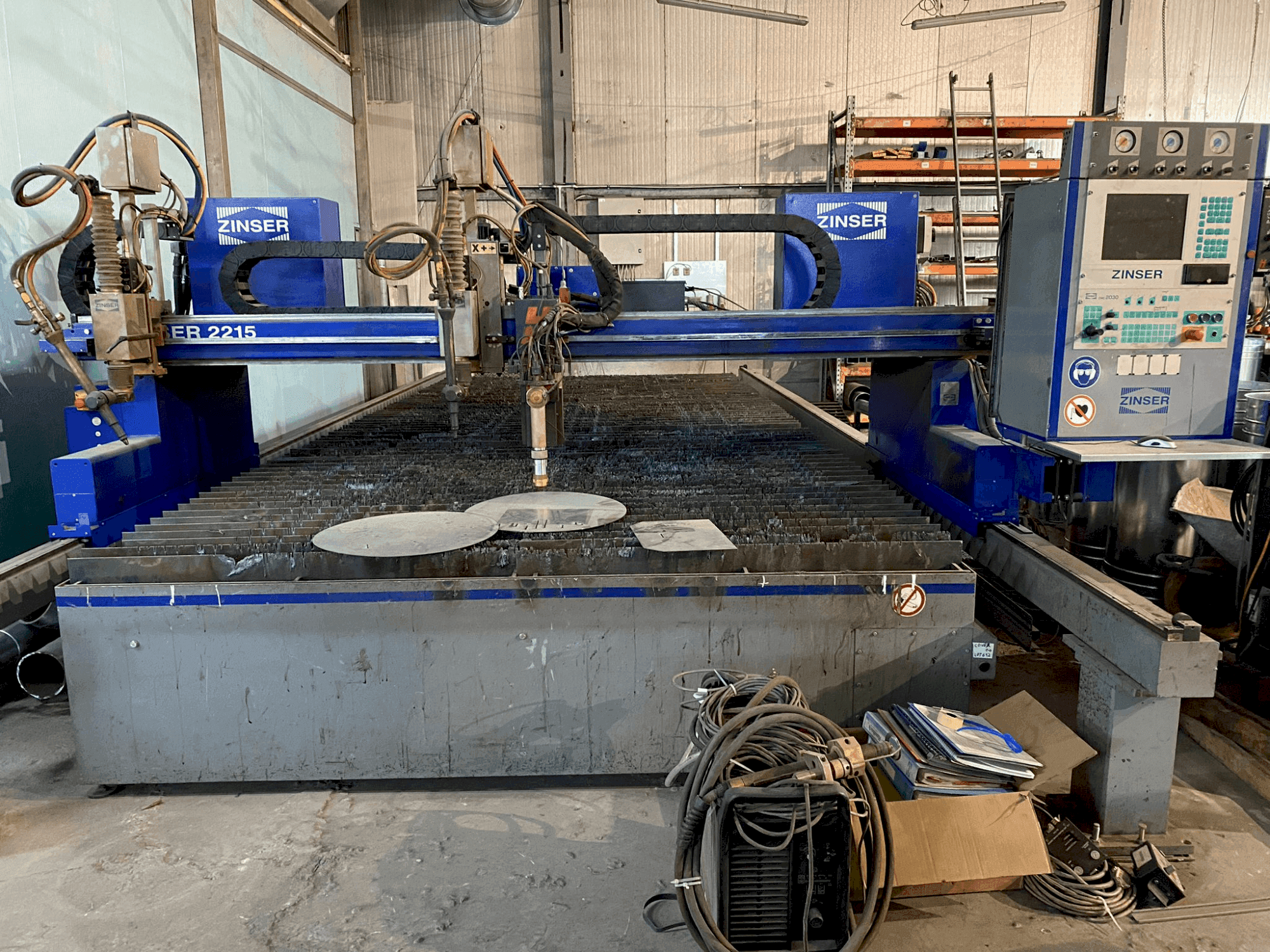 ZINSER 2215 Mašinos vaizdas iš priekio