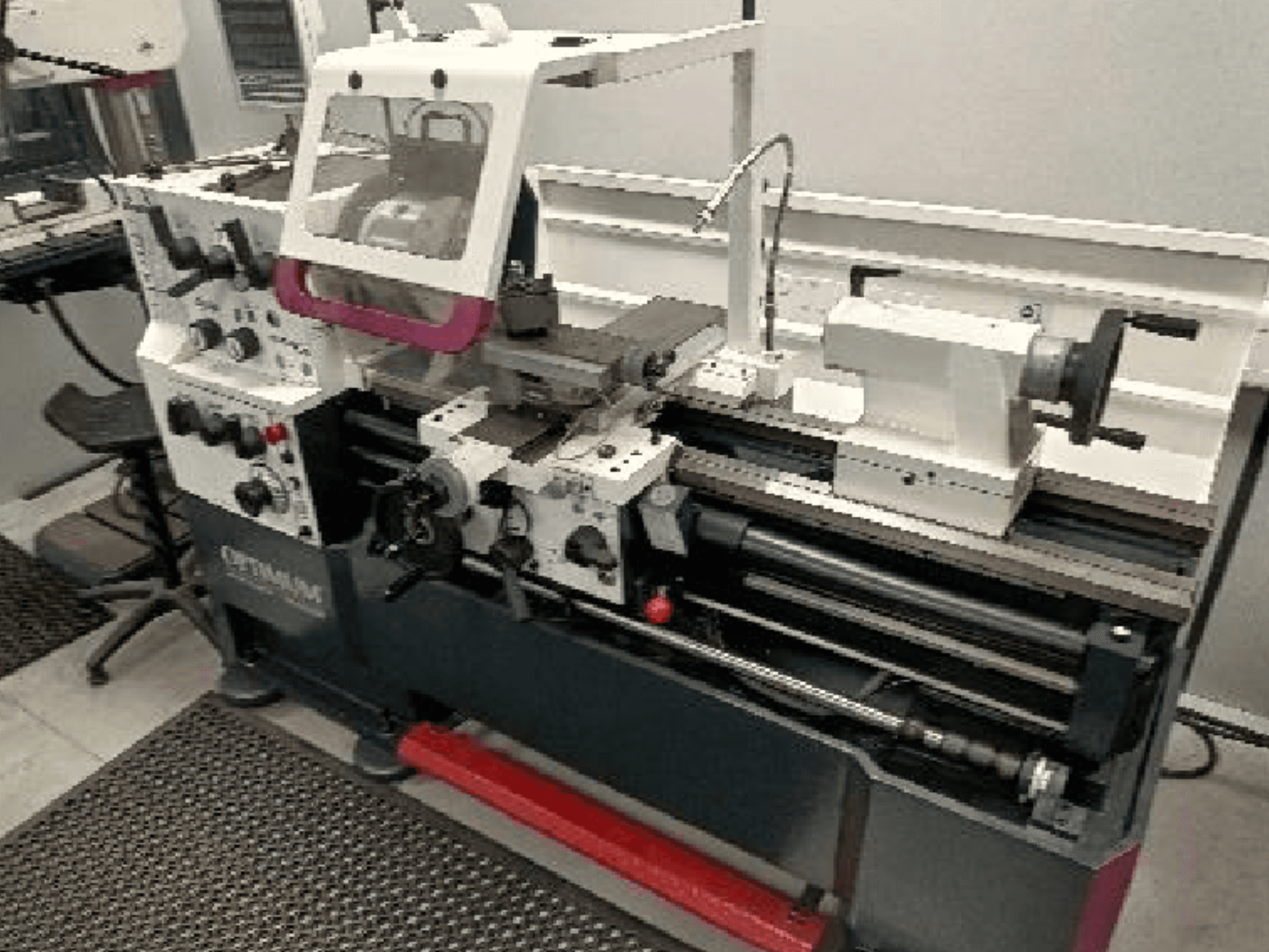 „Optimum TH 4610“ staklių vaizdas iš priekio, kuriame aiškiai matomi valdymo elementai, suklis ir darbo zona.