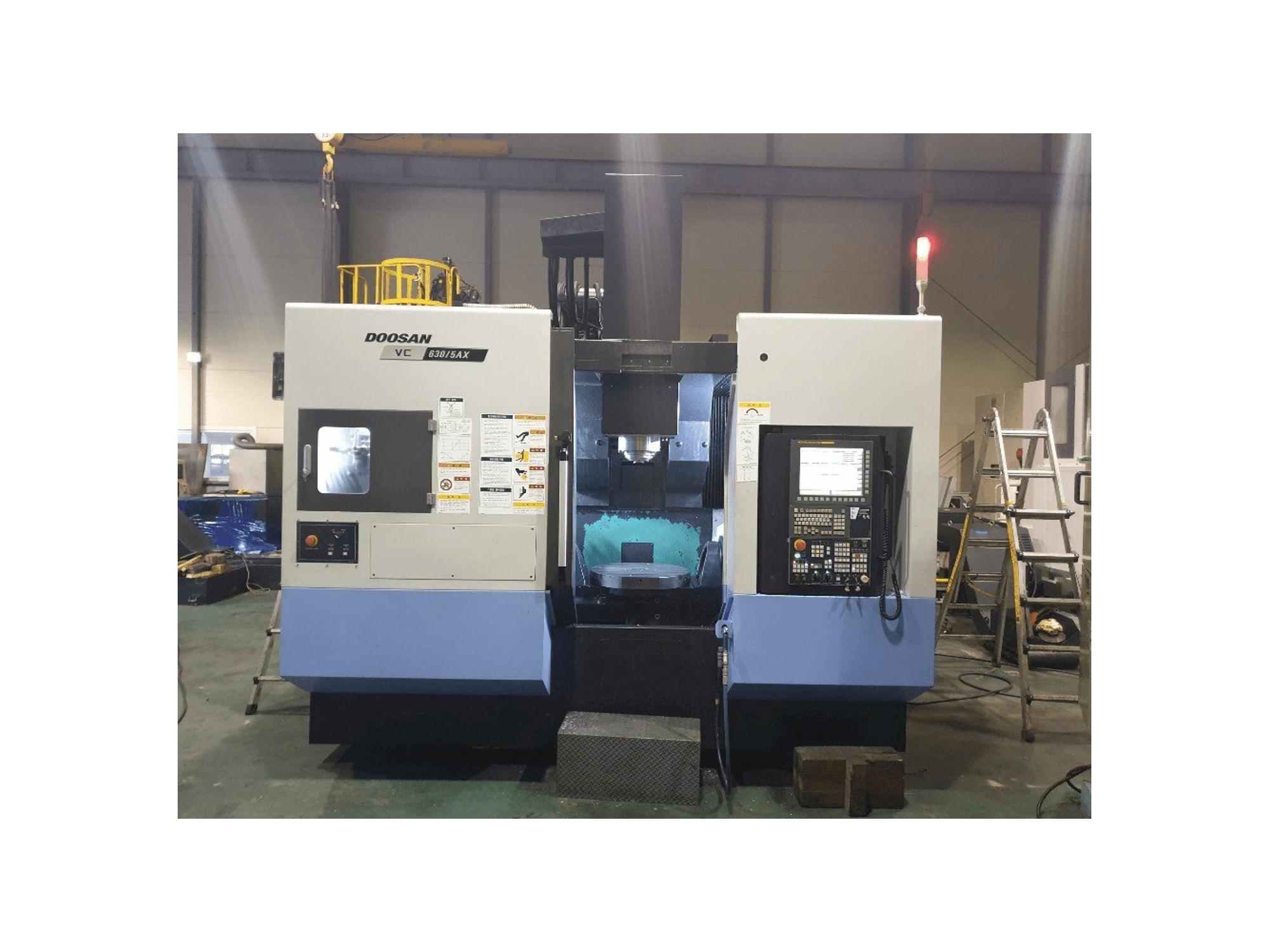 Doosan VC630/5AX Mašinos vaizdas iš priekio