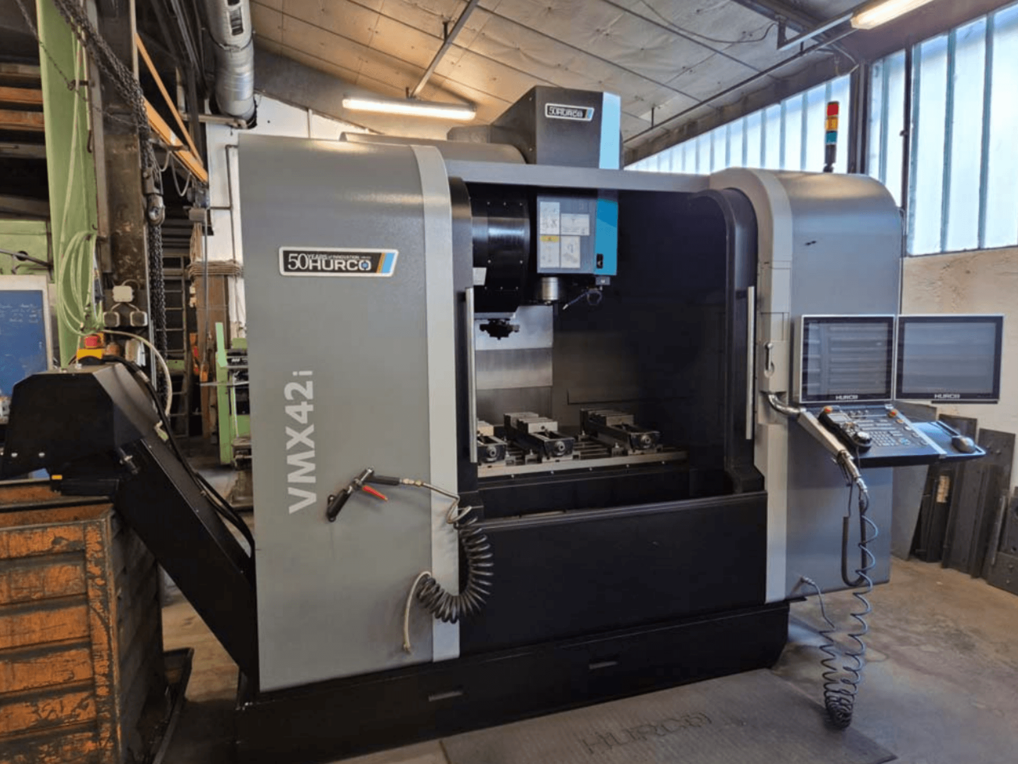 Hurco VMX 42i vertikalusis apdirbimo centras, vaizdas iš priekio, matomas valdymo skydelis ir darbo zona su porankiais.