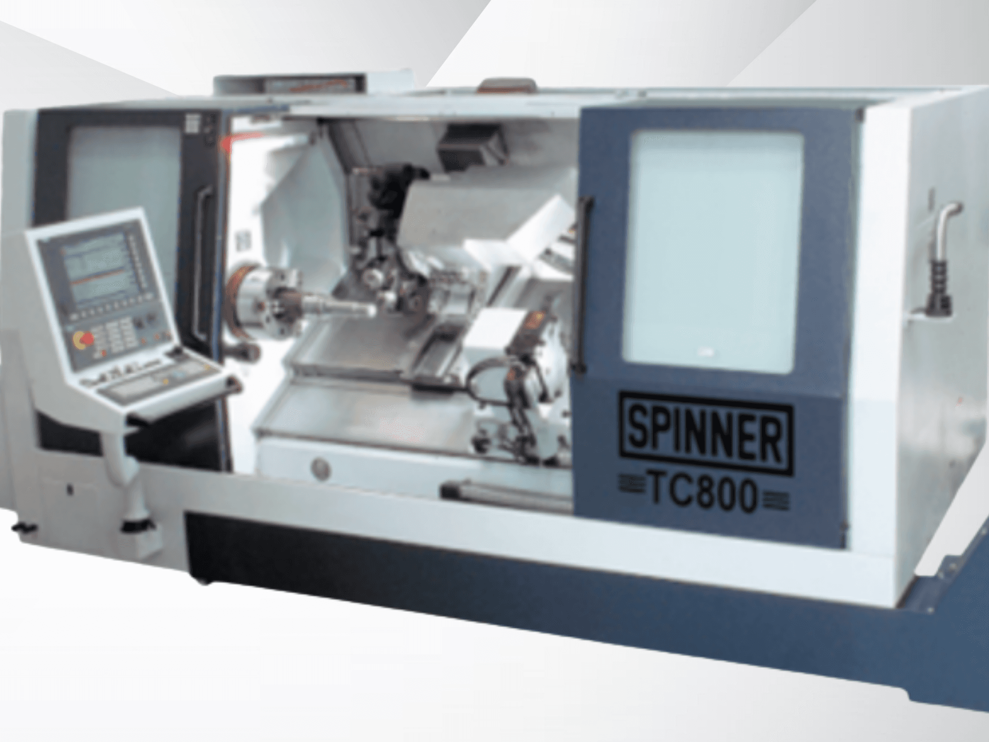 „SPINNER TC800 110MCY“ tekinimo-frezavimo centras, vaizdas iš priekio, kuriame matomas valdymo pultas ir staklių vidus su suklio ir pjovimo įrankiais.