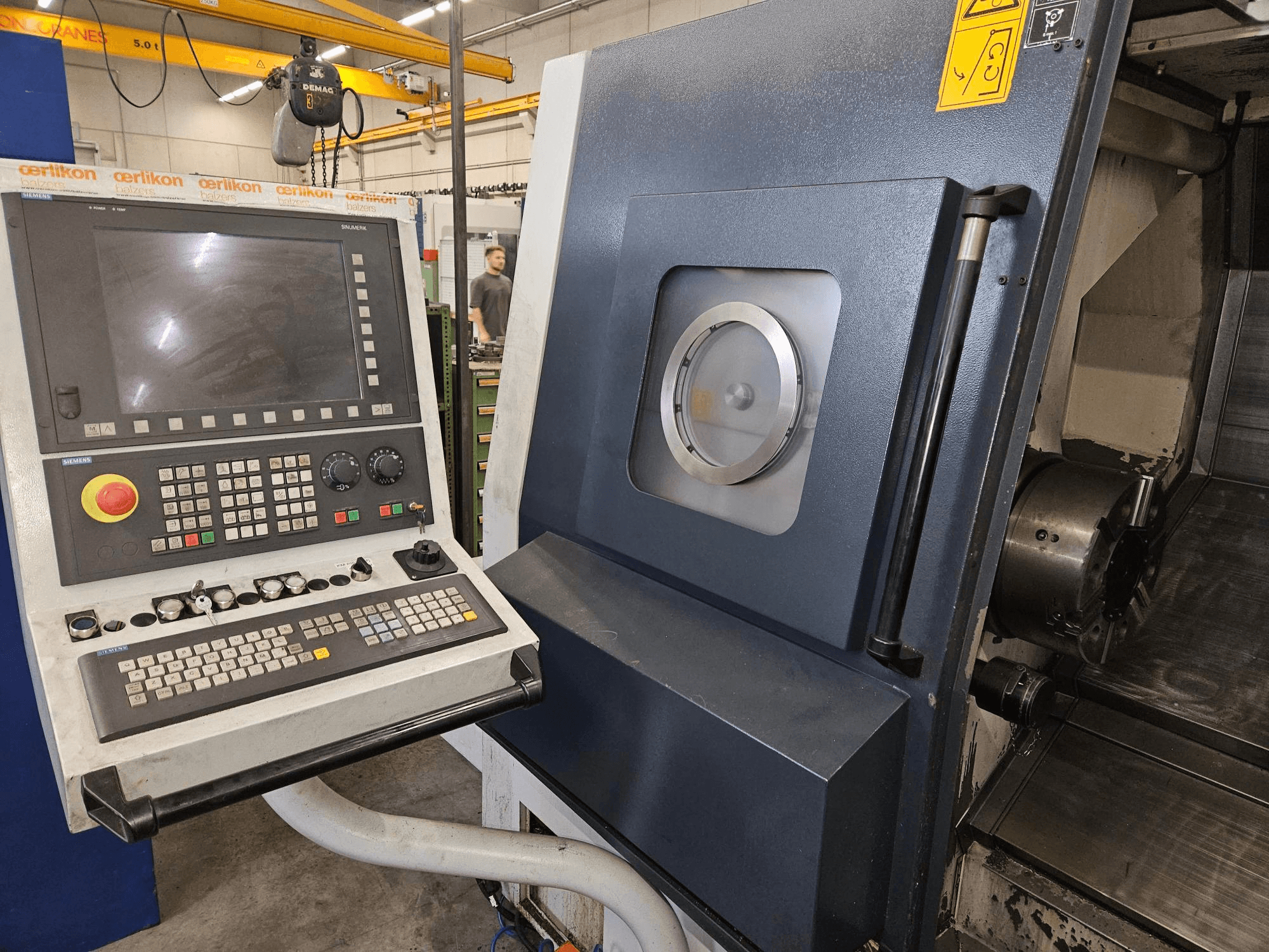 „SPINNER TC800 110MCY“ tekinimo ir frezavimo centro vaizdas iš priekio, kuriame matomas valdymo pultas ir staklių komponentai.