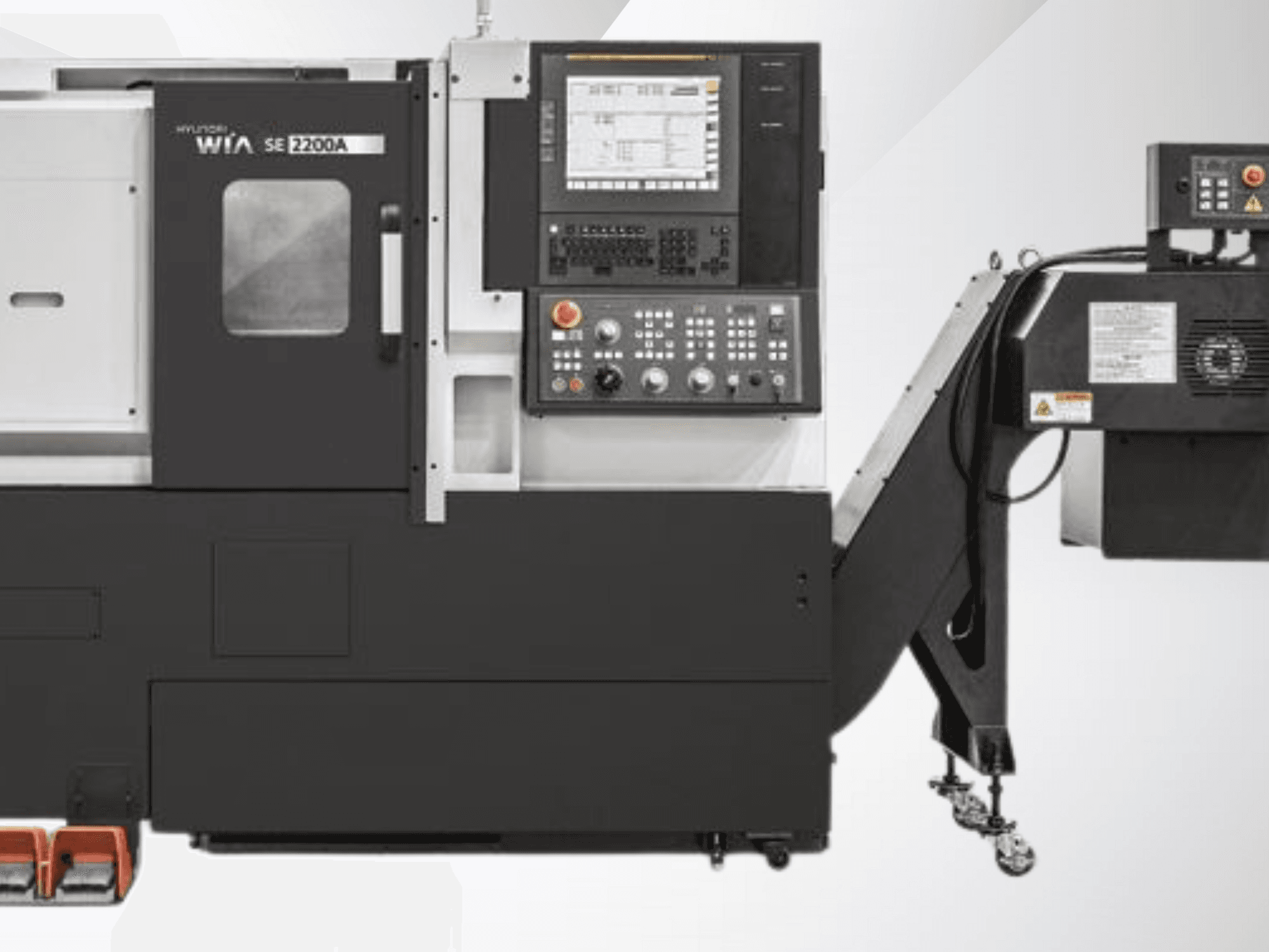 Hyundai WIA SE 2200A CNC tekinimo staklės, vaizdas iš priekio, valdymo skydelis ir suklio variklis, skirtos tiksliam apdirbimui.