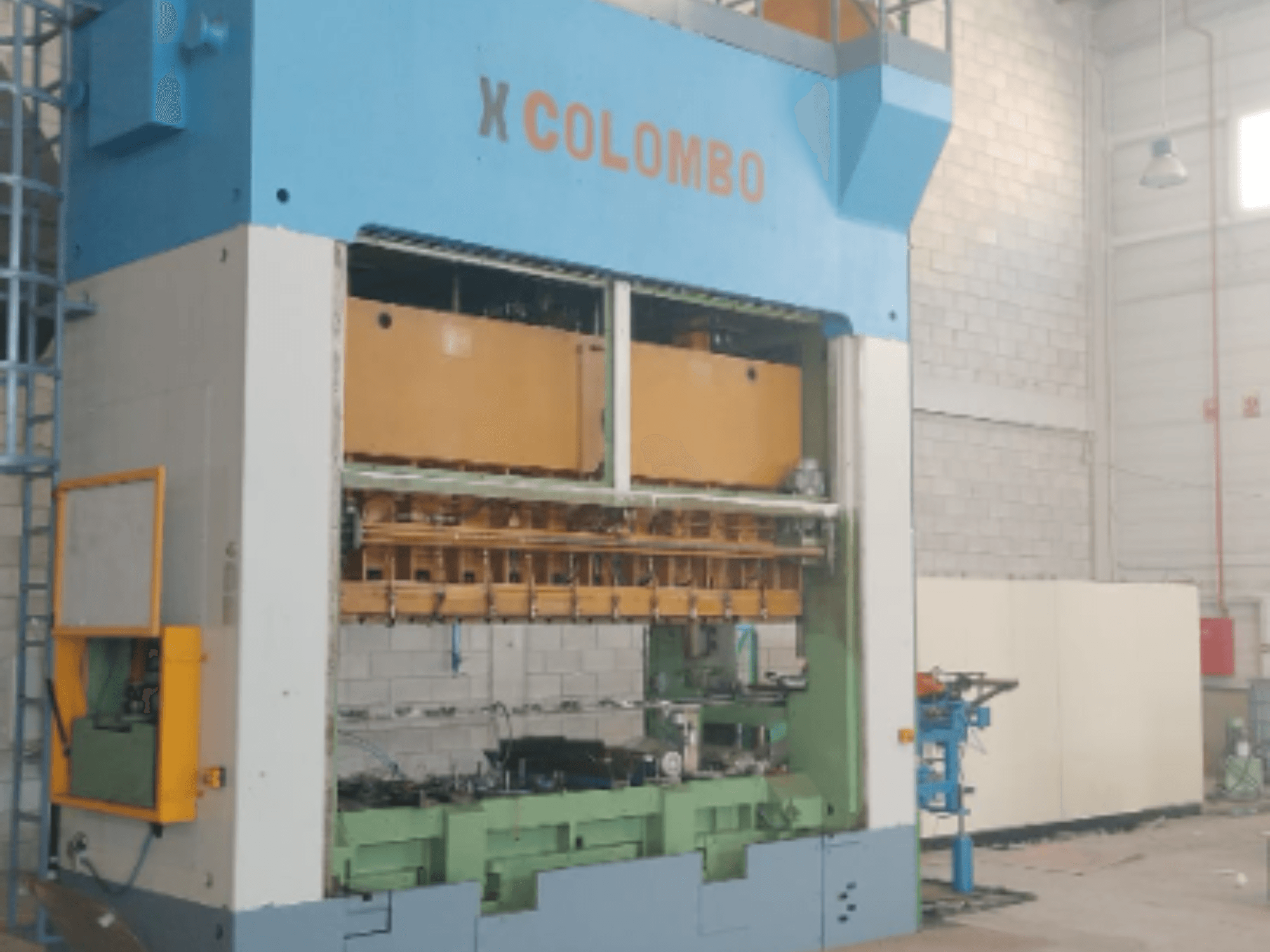 Mechaninis štampavimo presas „Colombo Agostino T231A315“, vaizdas iš priekio, kuriame matomi įrenginio komponentai ir veikimo ypatybės.
