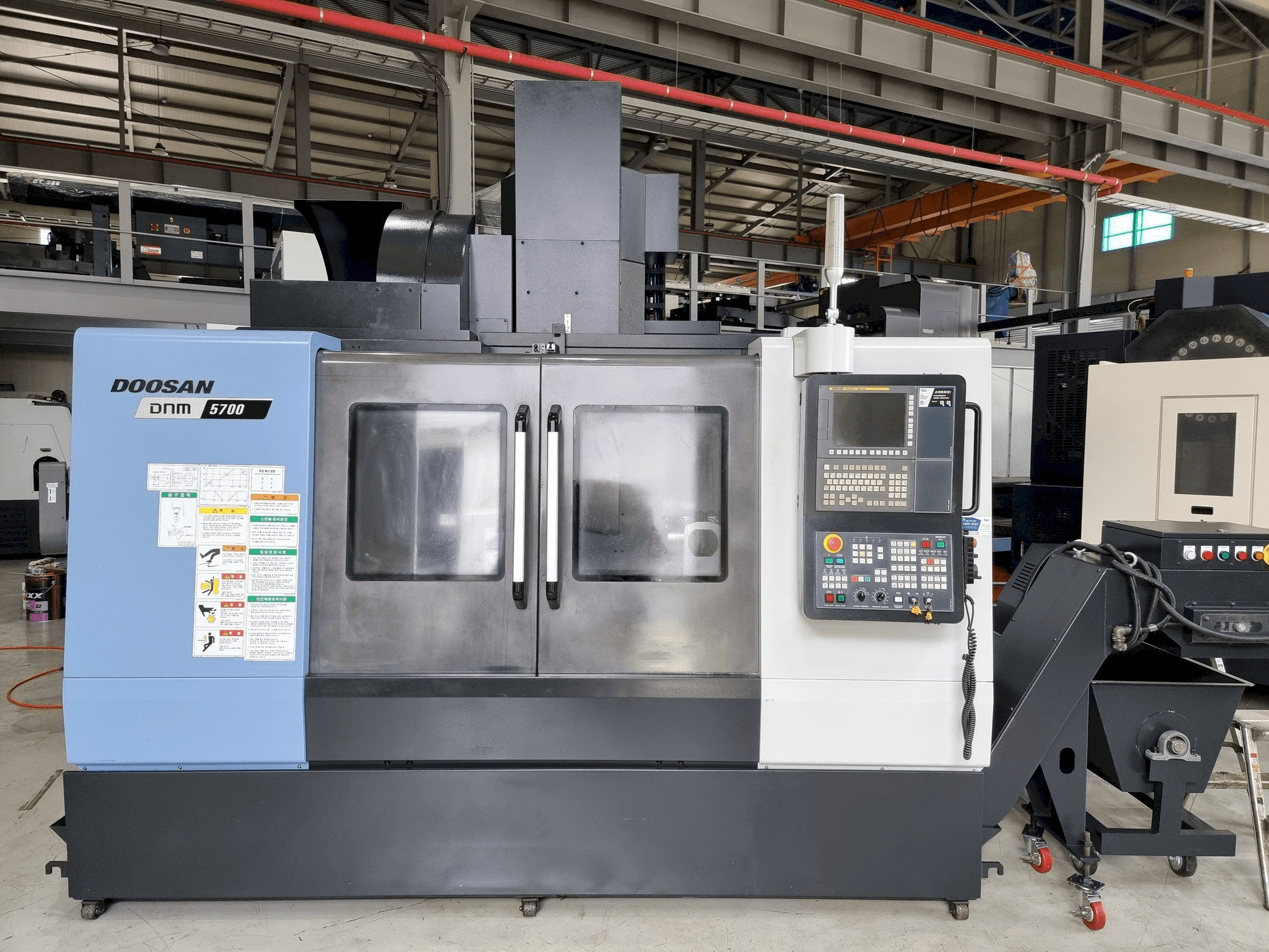 Doosan DNM 5700 Mašinos vaizdas iš priekio