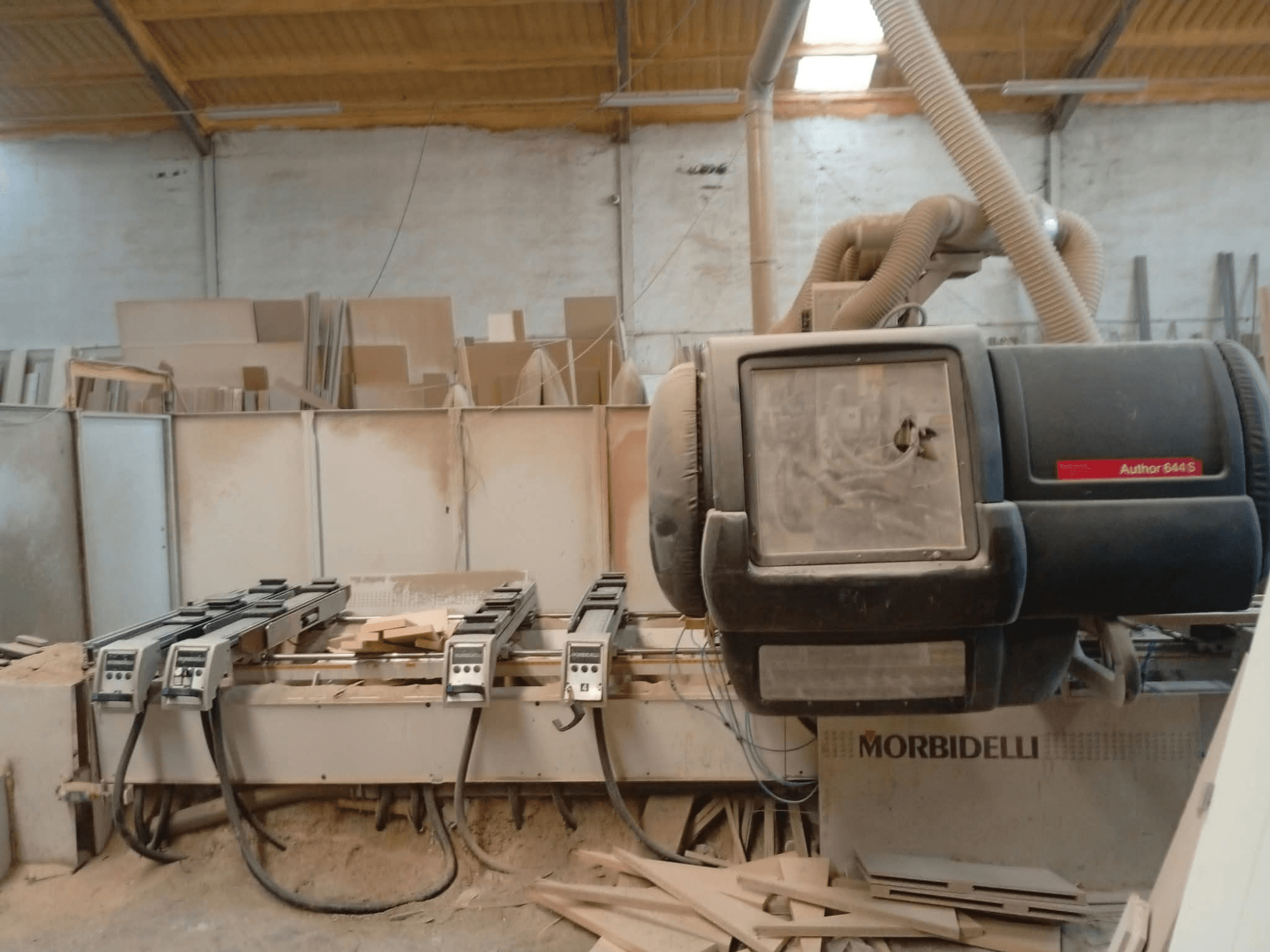 CNC apdirbimo centras „MORBIDELLI A644S FTP 41 PC“, eksponuojamas dirbtuvėse; nuotraukoje matomas priekinis vaizdas su dulkėmis ir medžio nuolaužomis.