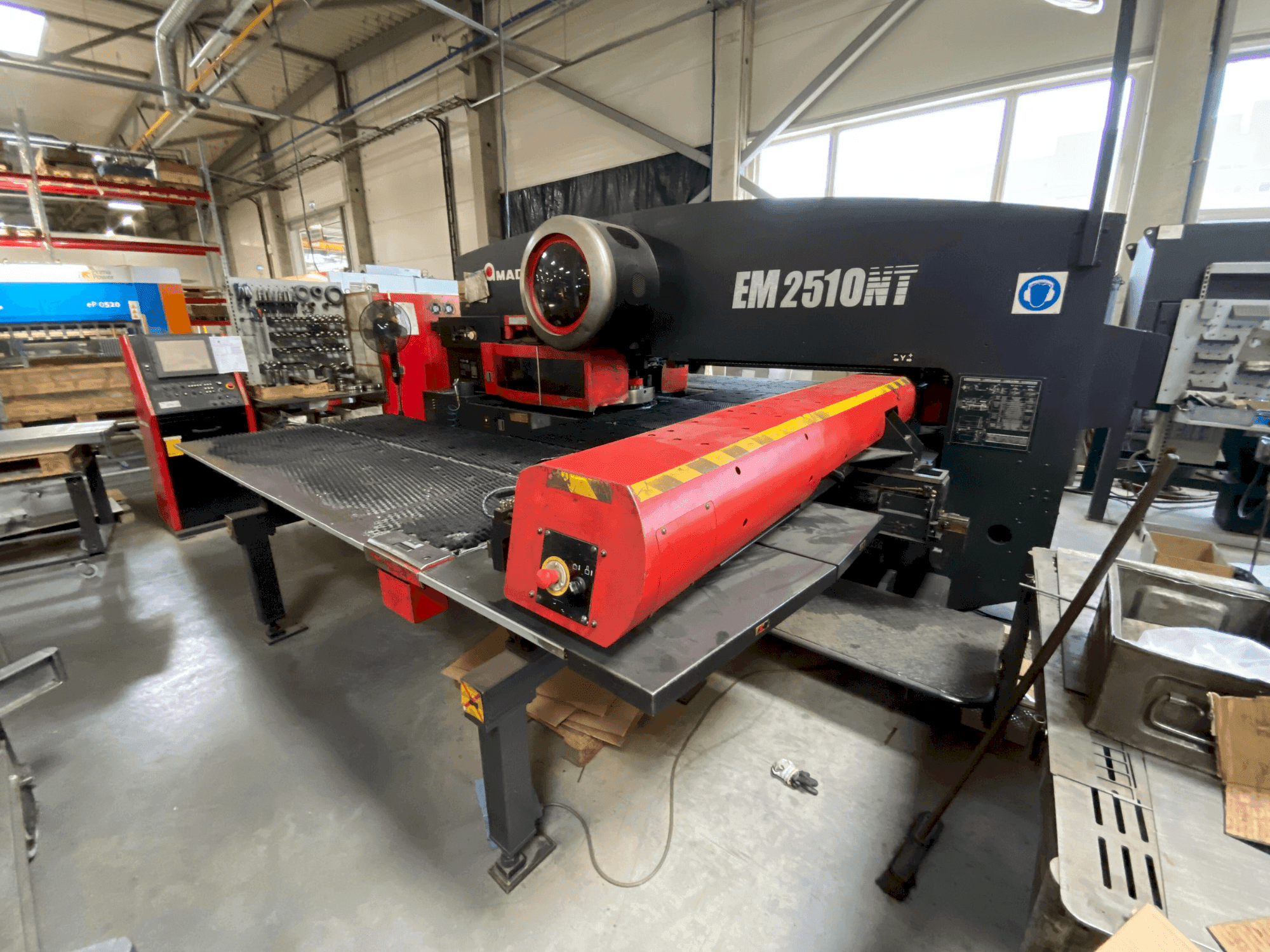 AMADA EM2510NT Mašinos vaizdas iš priekio