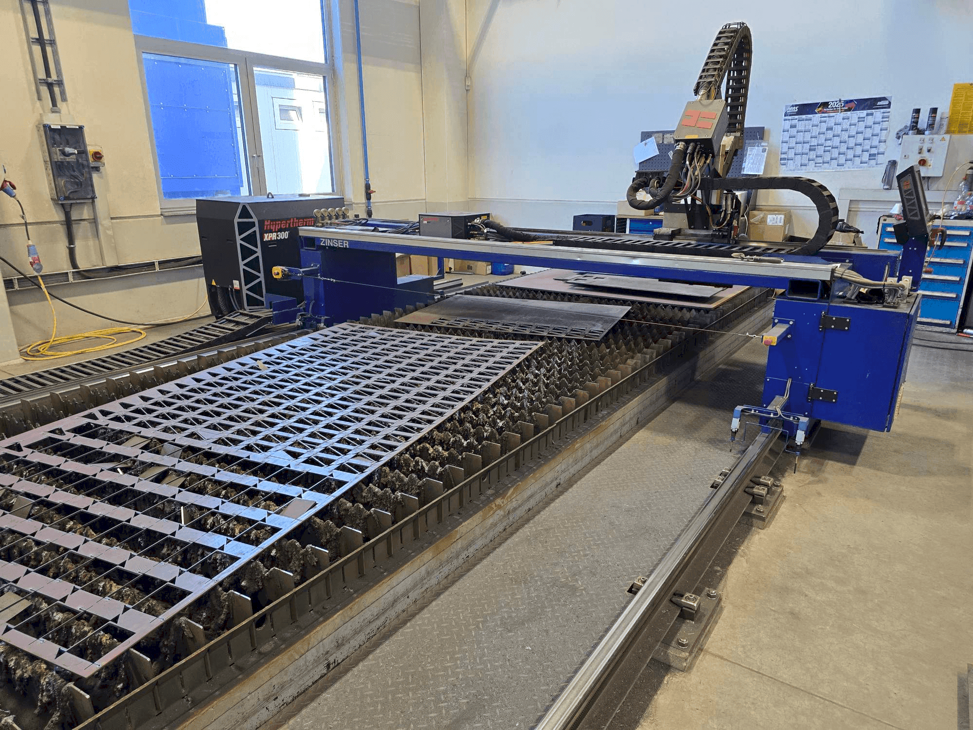 ZINSER 2425-I/3600 Mašinos vaizdas iš priekio