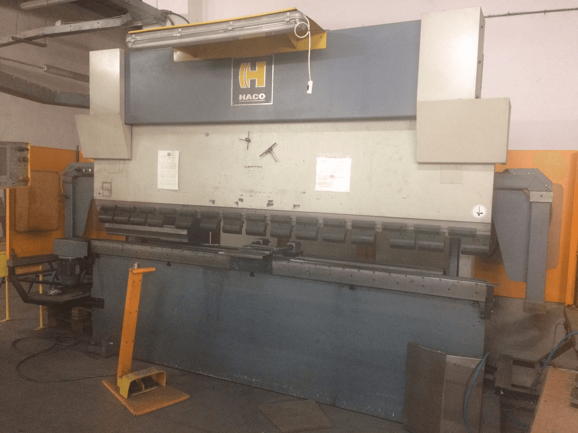 HACO EMR 30150 Mašinos vaizdas iš priekio