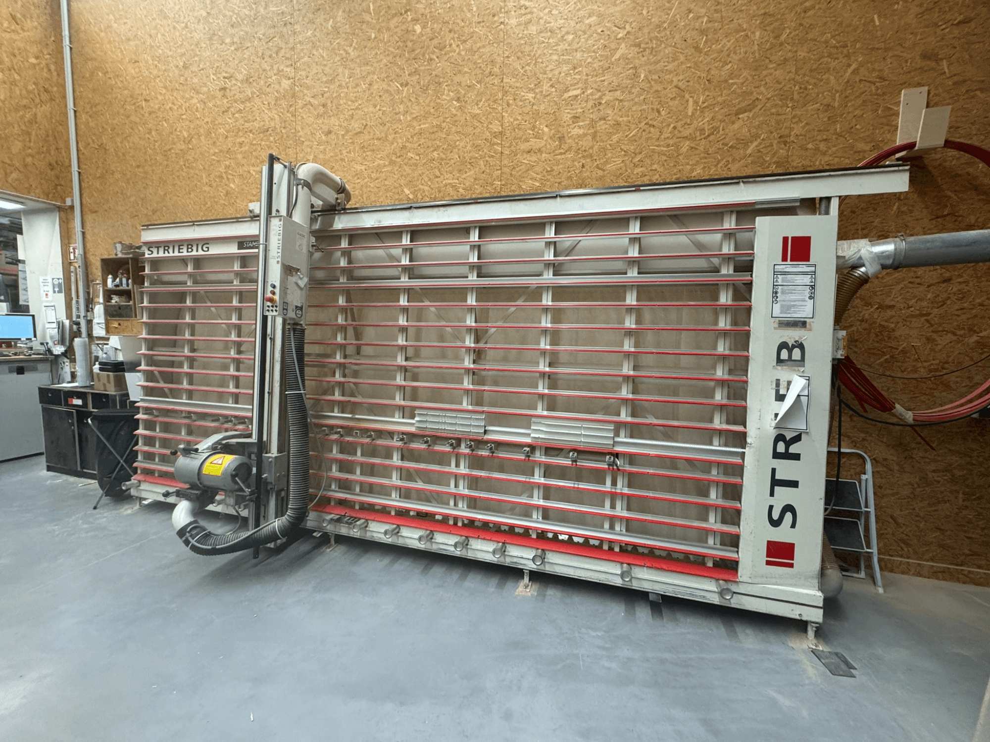 STRIEBIG kontūrinis pjūklas su dideliu vertikaliu peiliu, šoninis vaizdas, kuriame matomas dulkių ištraukimas ir valdymo skydelis. Idealiai tinka medžio apdirbimui.