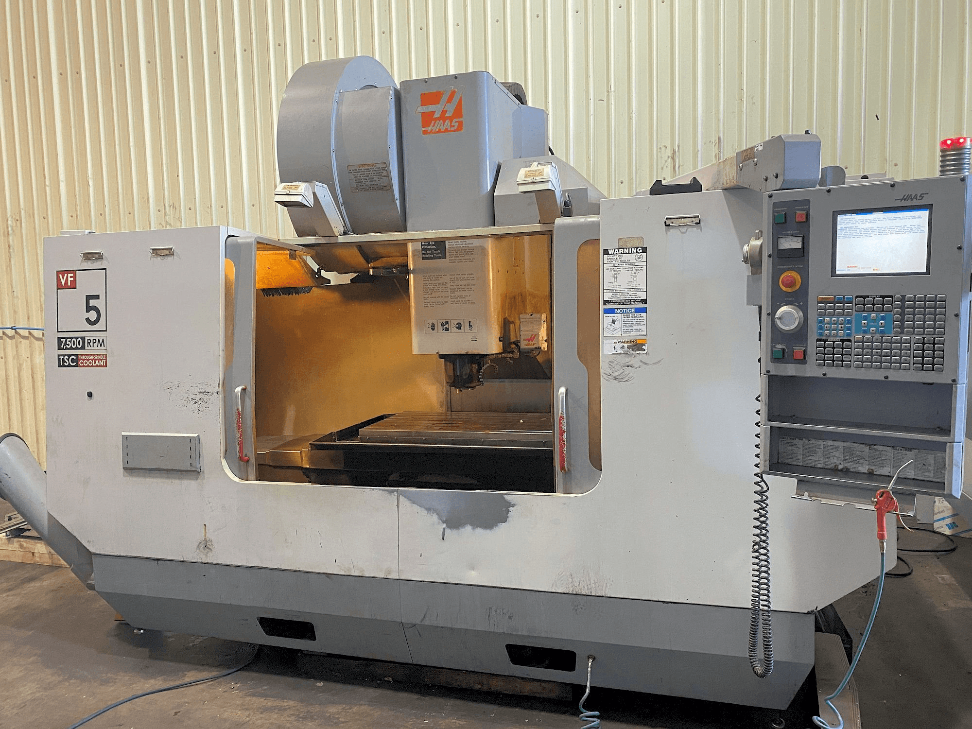 HAAS VF-5/50HE Mašinos vaizdas iš priekio