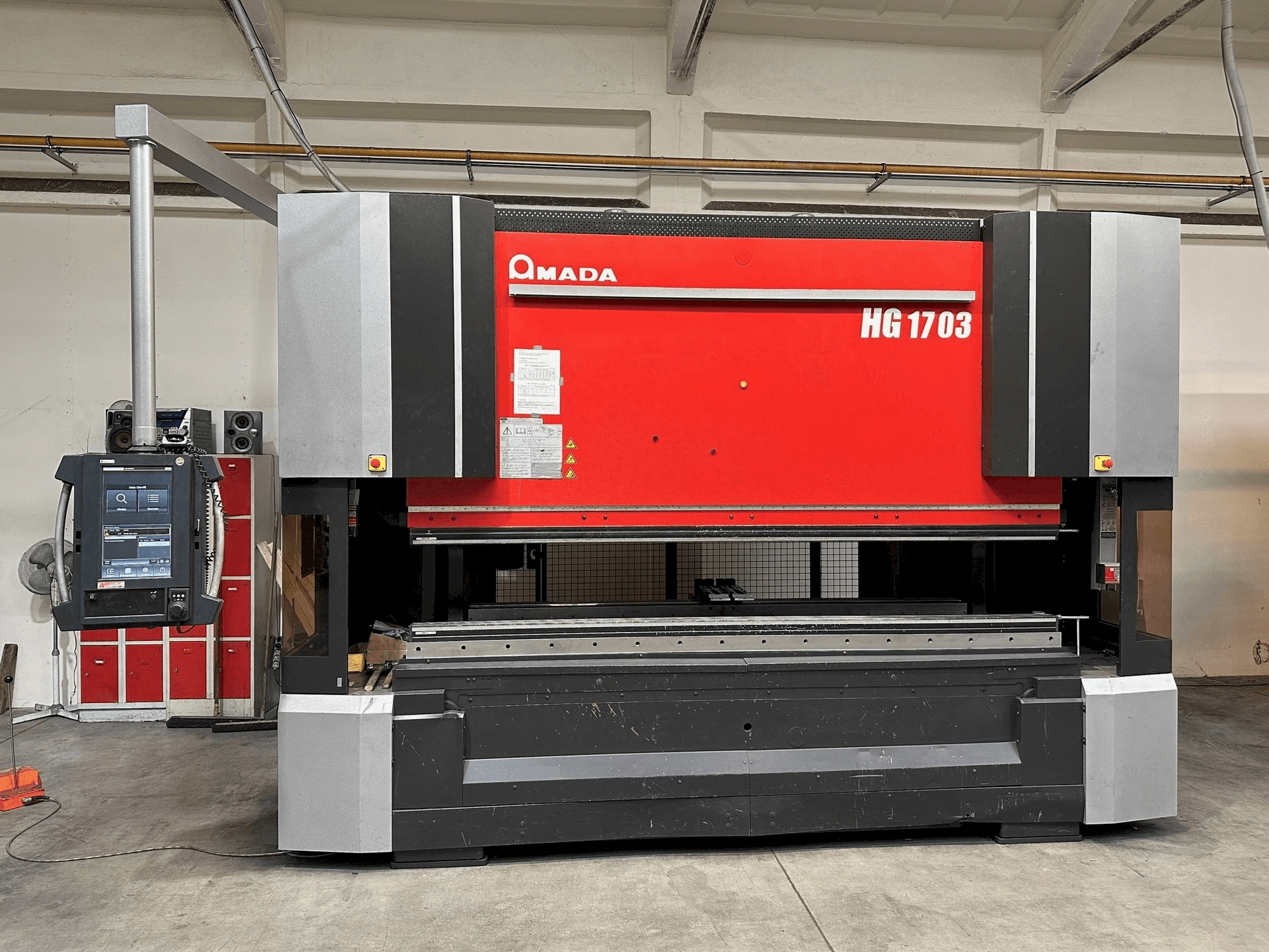 AMADA HG-1703 Mašinos vaizdas iš priekio