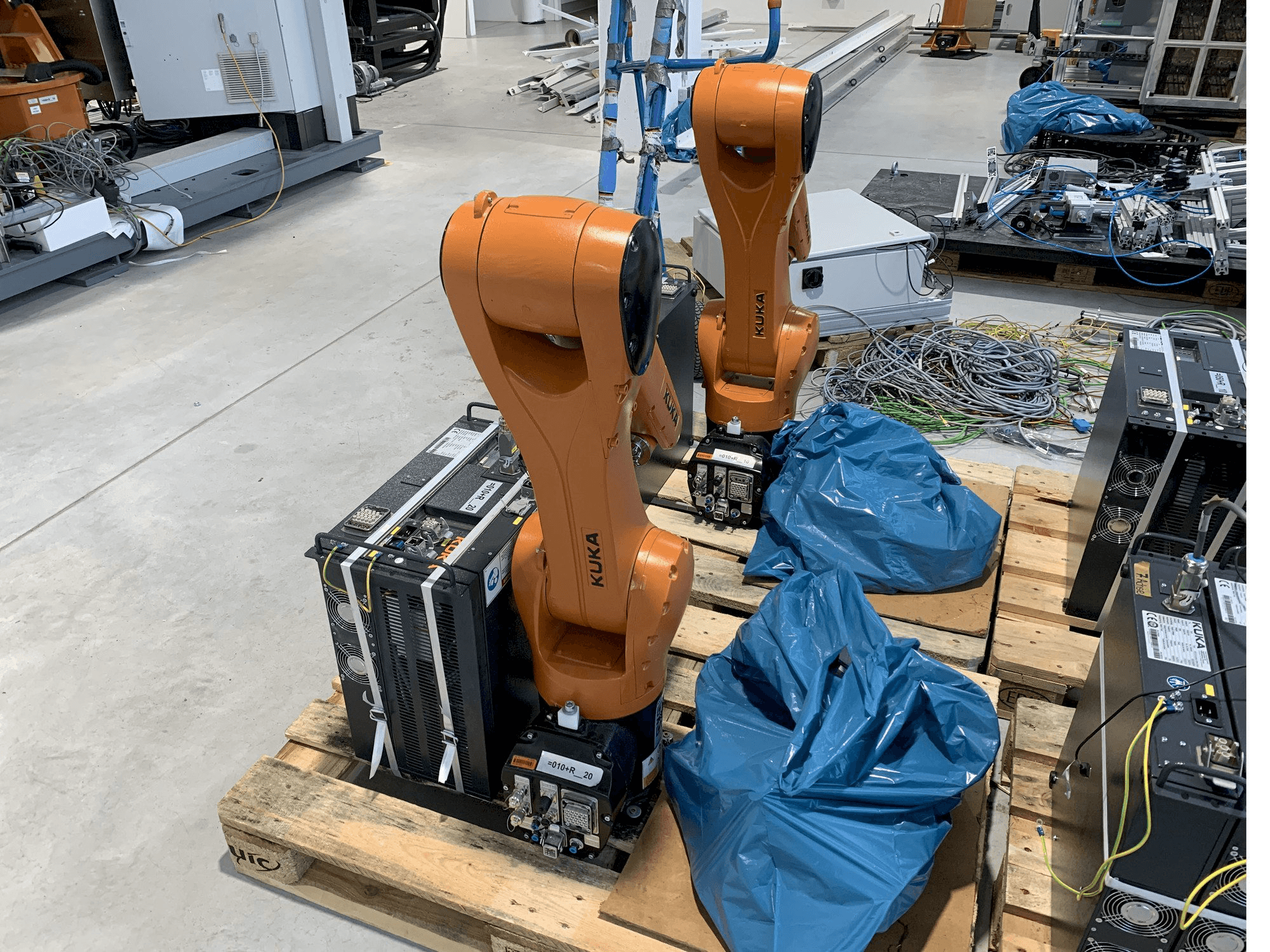 KUKA KR10 R1100 with KR C4 COMPACT Controller Mašinos vaizdas iš priekio