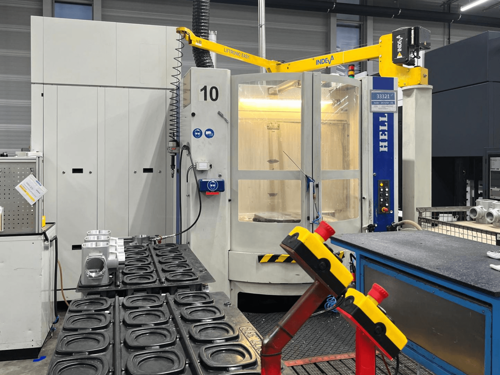 HELLER MCH 250 horizontalusis apdirbimo centras iš priekio, su šone matomomis aliuminio detalėmis ir valdymo mygtukais.