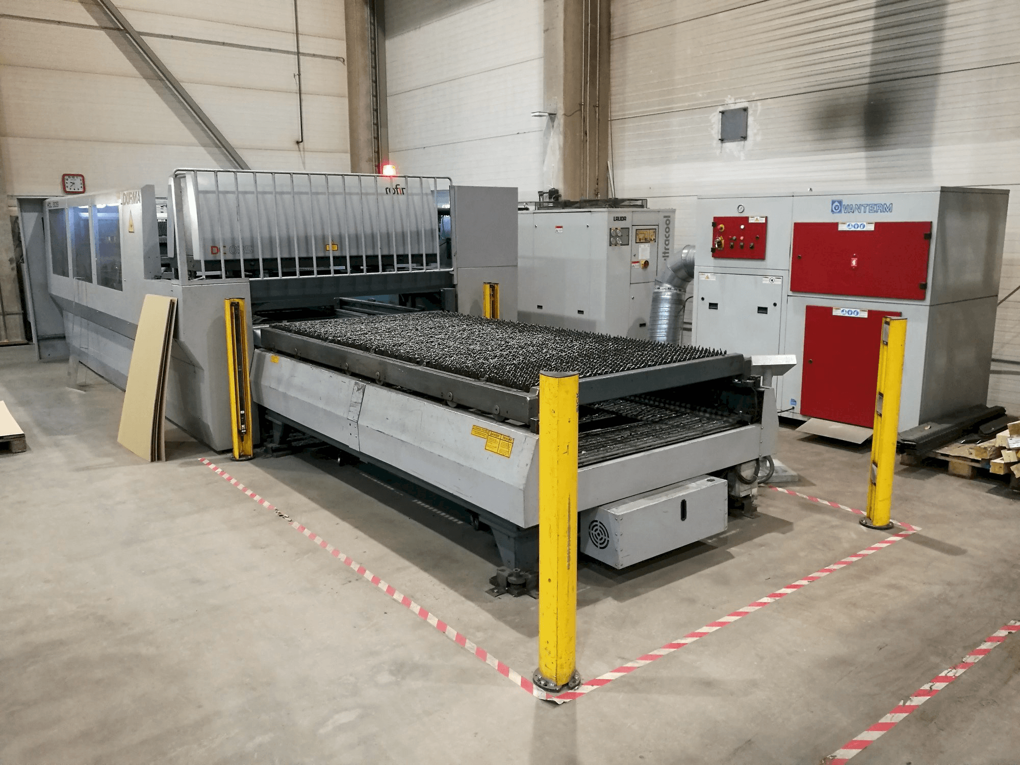 Durma HDL 3015 Mašinos vaizdas iš kairės pusės