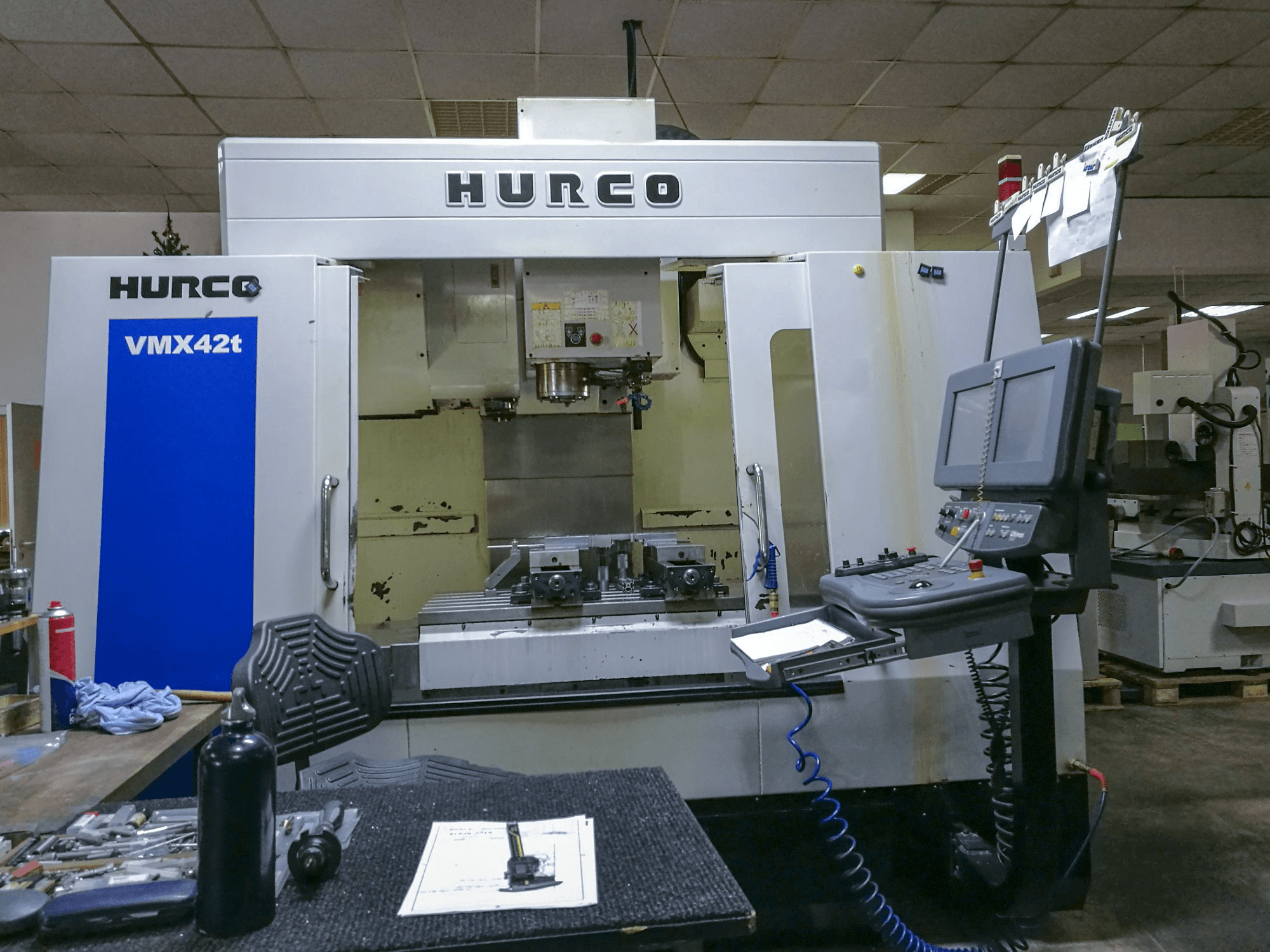 Hurco VMX42T Mašinos vaizdas iš priekio