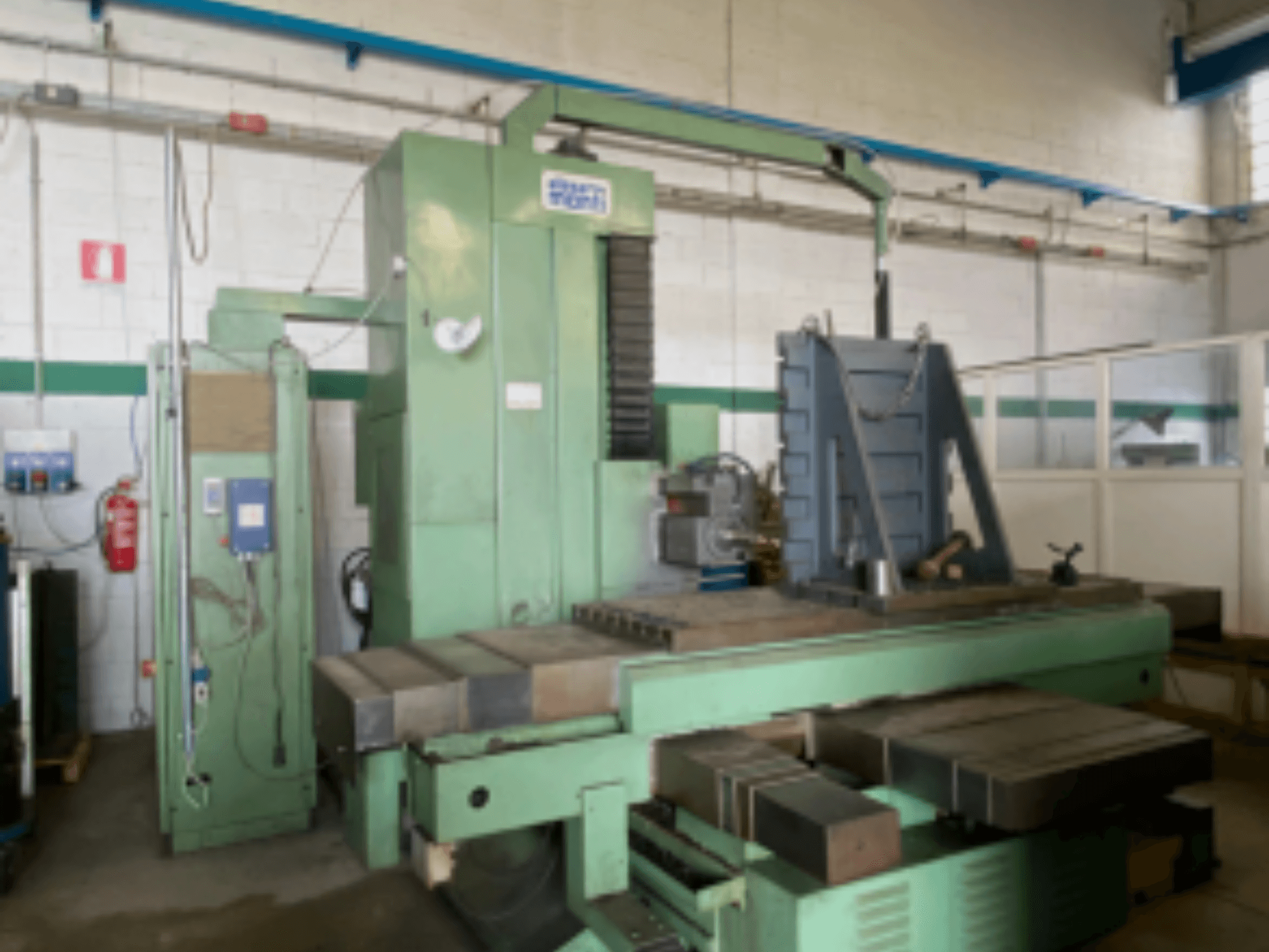 Horizontalusis apdirbimo centras "Alesa Monti MAF45" dirbtuvėse, šoninis vaizdas, rodantis valdymo skydelį ir didelį darbo stalą.