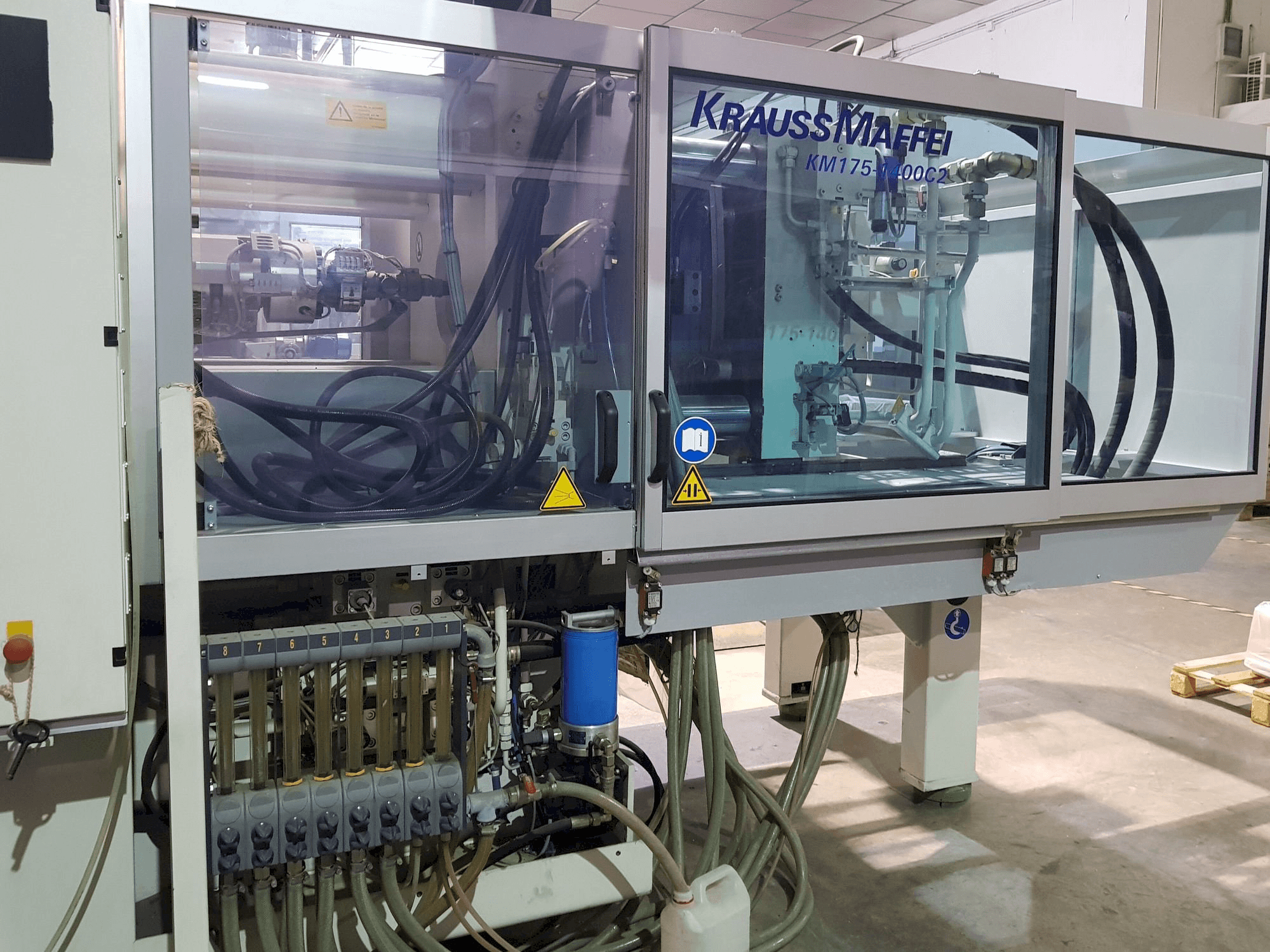 Krauss Maffei 175-1400 C2 Mašinos vaizdas iš priekio