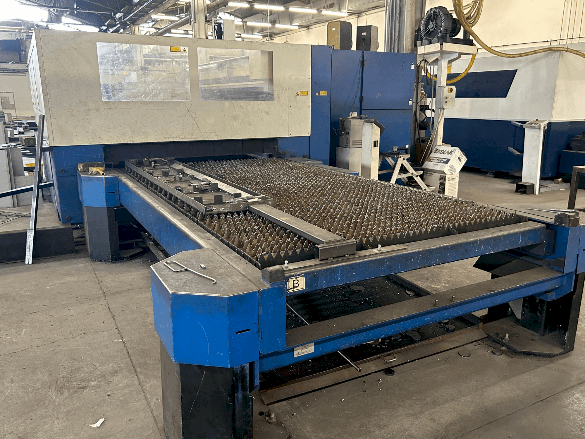 TRUMPF trulaser 3030 (2007) Mašinos vaizdas iš priekio