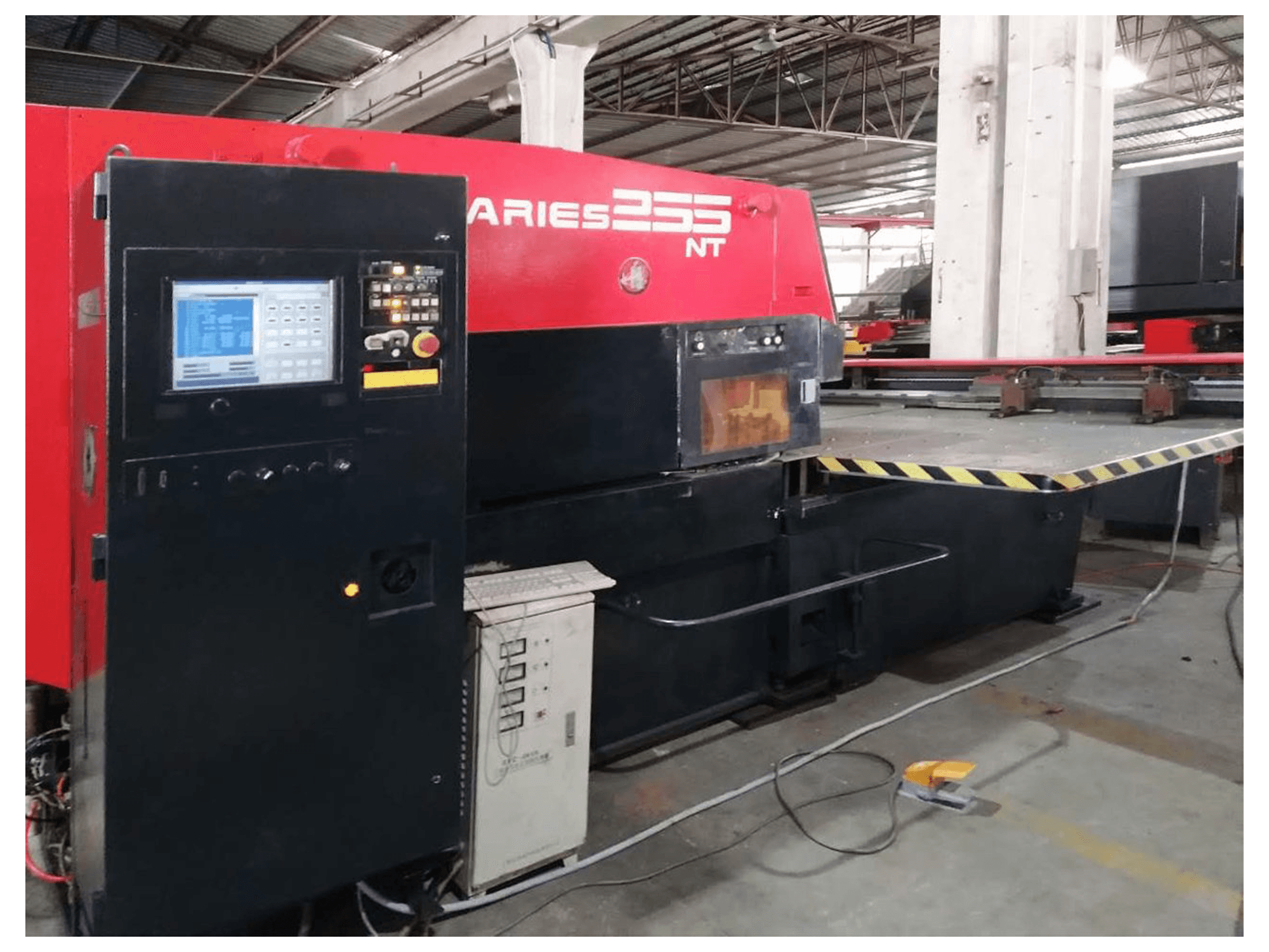 AMADA ARIES 255NT Mašinos kairės pusės vaizdas