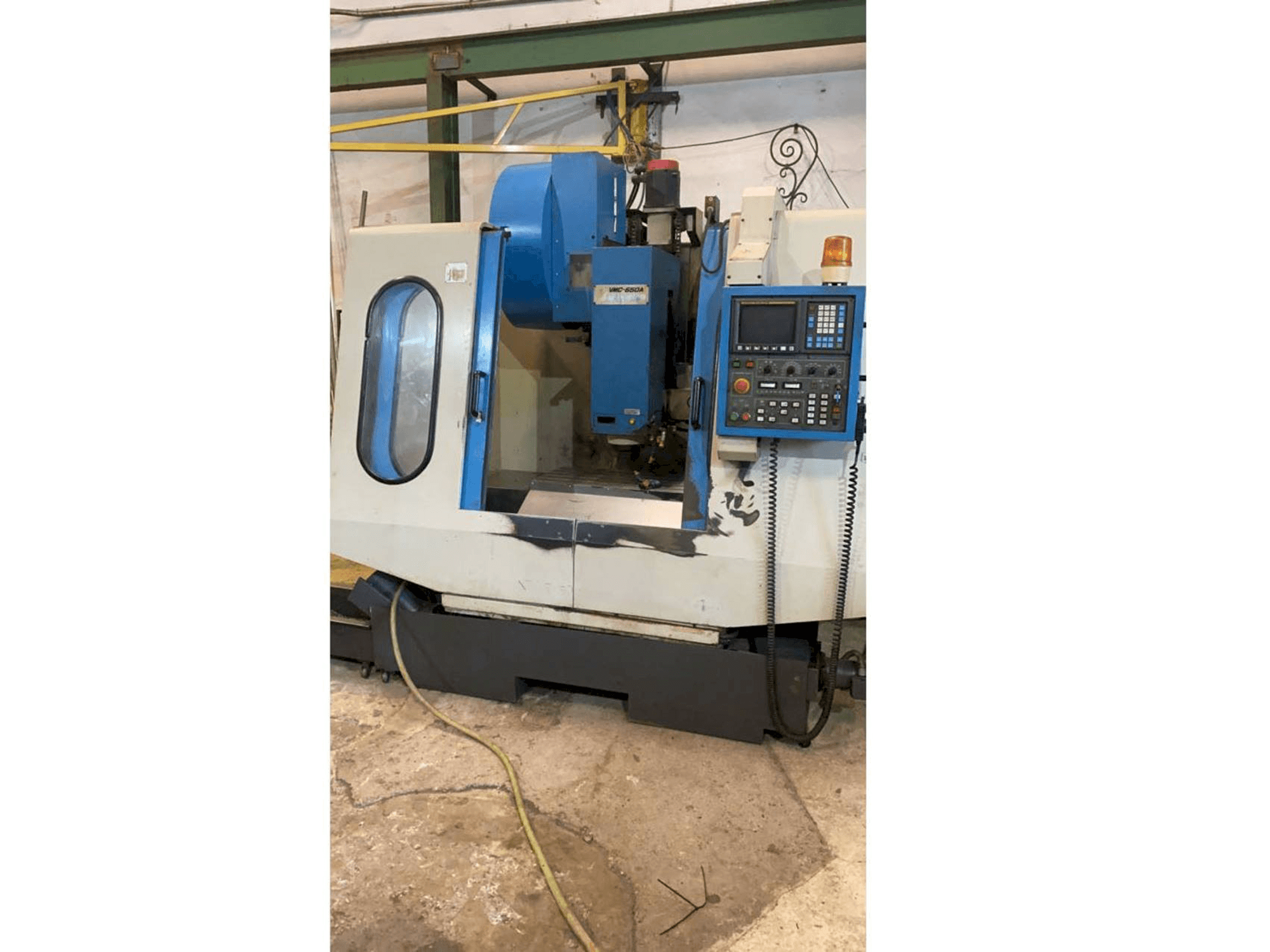 Johnford VMC 650A Mašinos vaizdas iš priekio