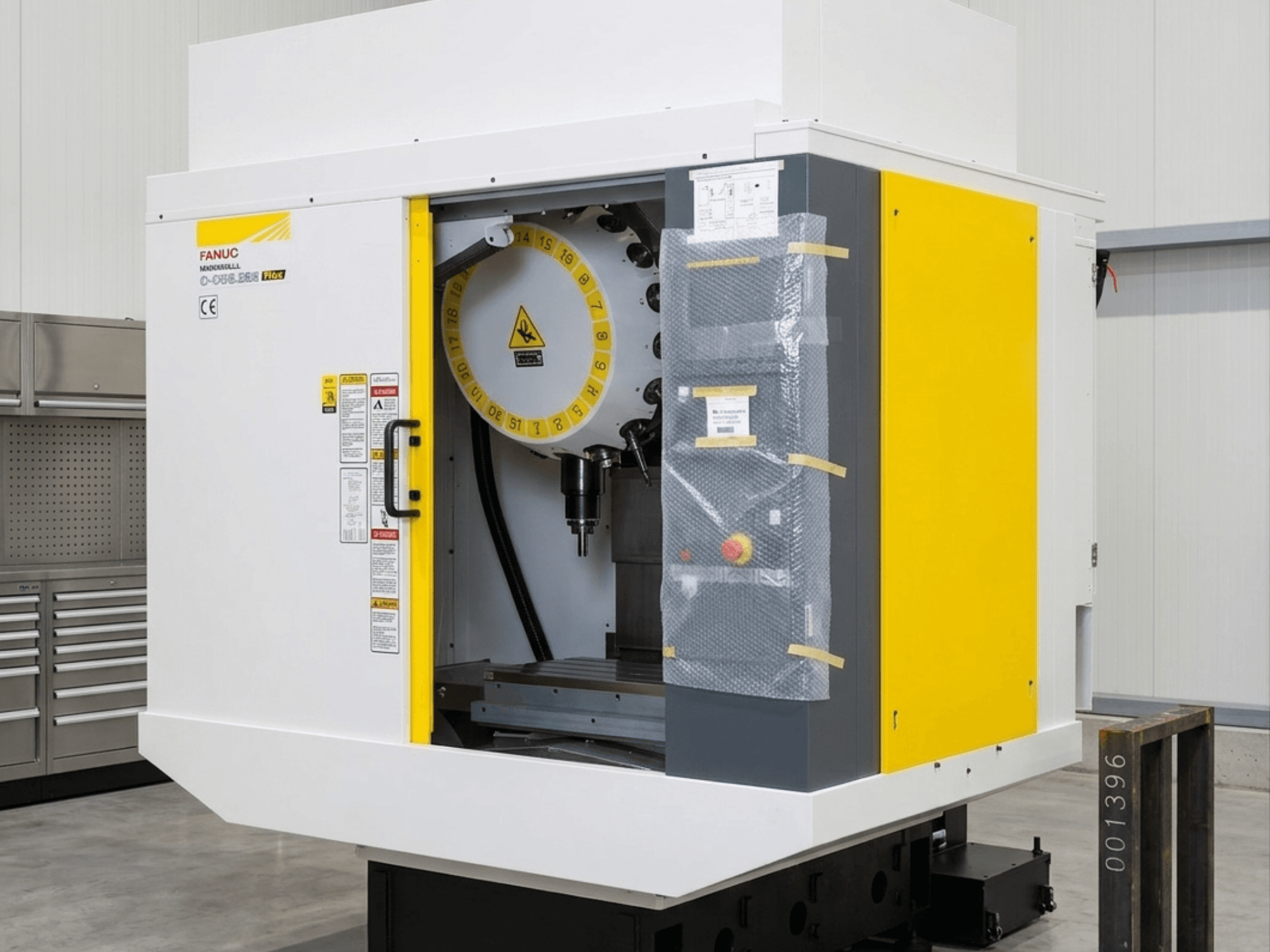 FANUC Robodrill D21MIB 5ADV Plus vertikalusis apdirbimo centras, priekinis vaizdas, kuriame matomas valdymo skydelis ir suklio sritis.