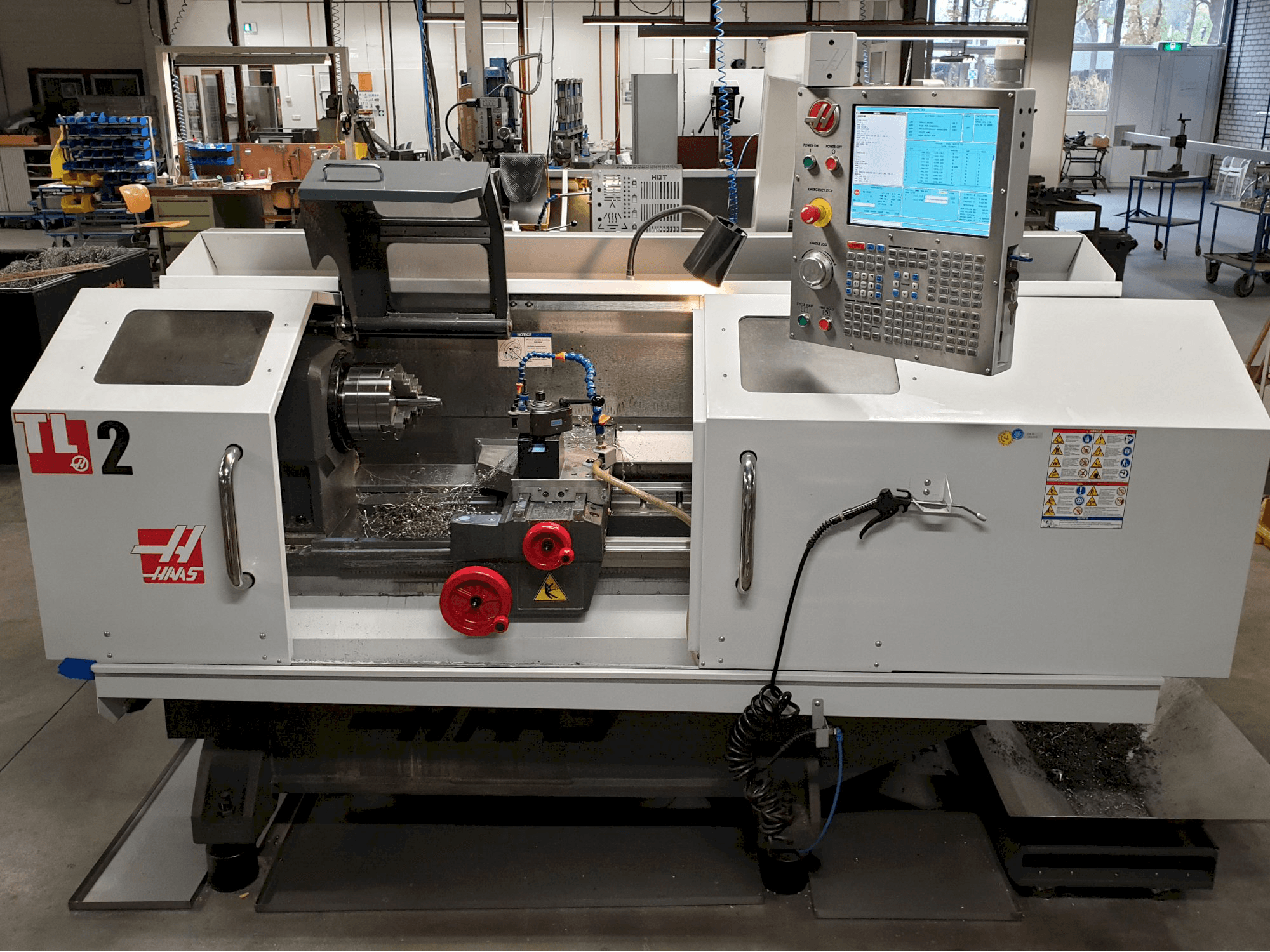 HAAS TL-2 Mašinos vaizdas iš priekio