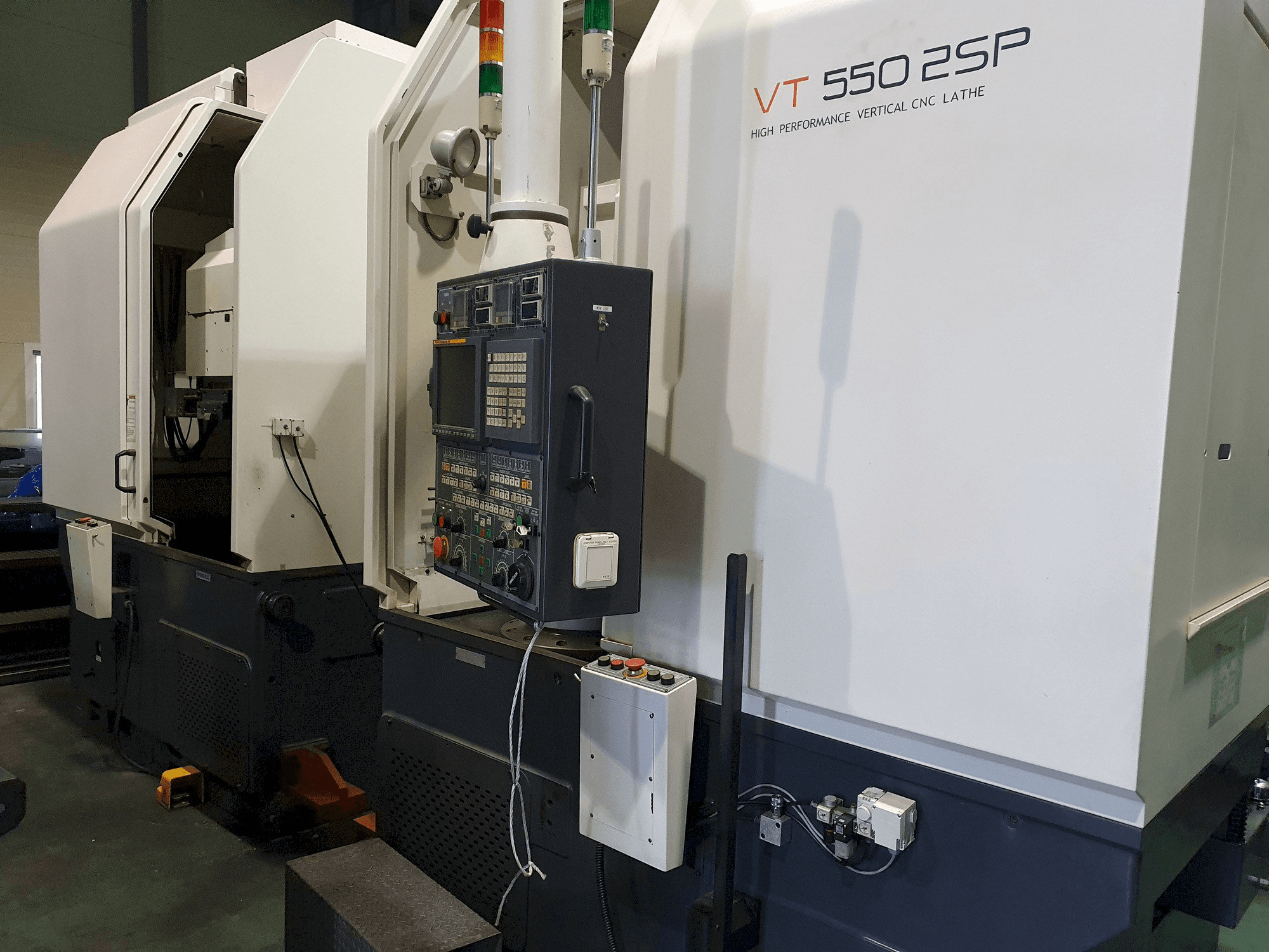 HWACHEON VT-500 2SP Mašinos vaizdas iš priekio