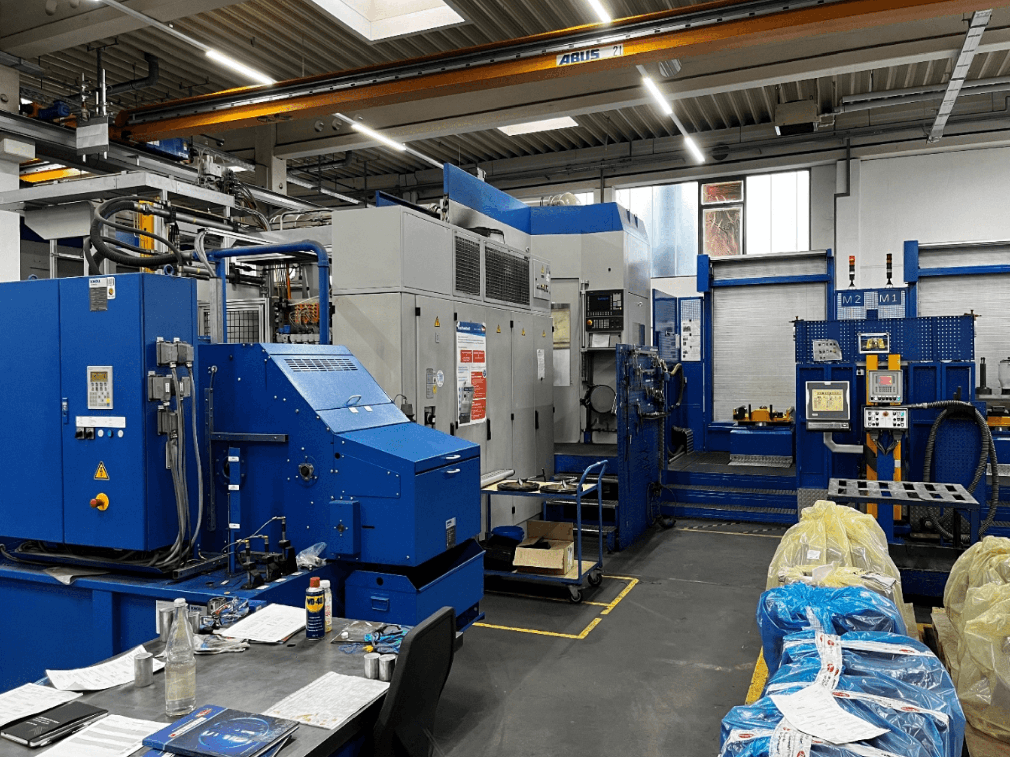 BW MCX750 M1 horizontalusis apdirbimo centras, priekinis vaizdas, rodantis valdymo skydelį ir darbo zoną su įrankiais ir medžiagomis.