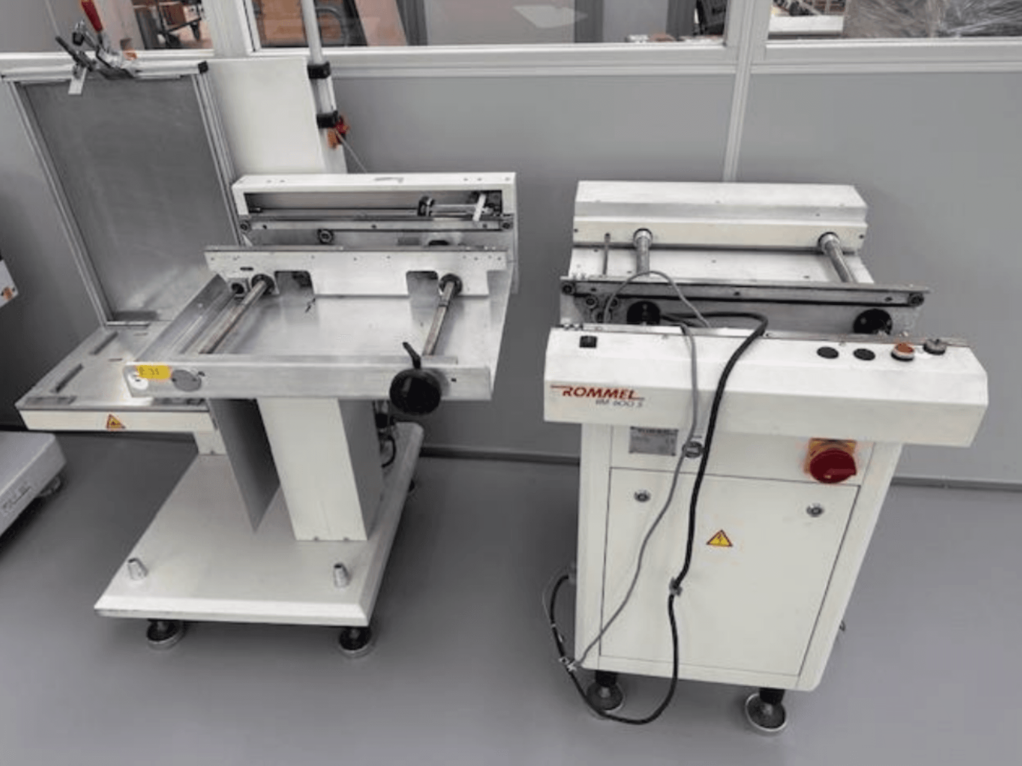 "Rommel HM 5033" etikečių klijavimo mašina, vaizdas iš priekio; valdymo skydelis, ritinėliai ir nerūdijančio plieno paviršiai.