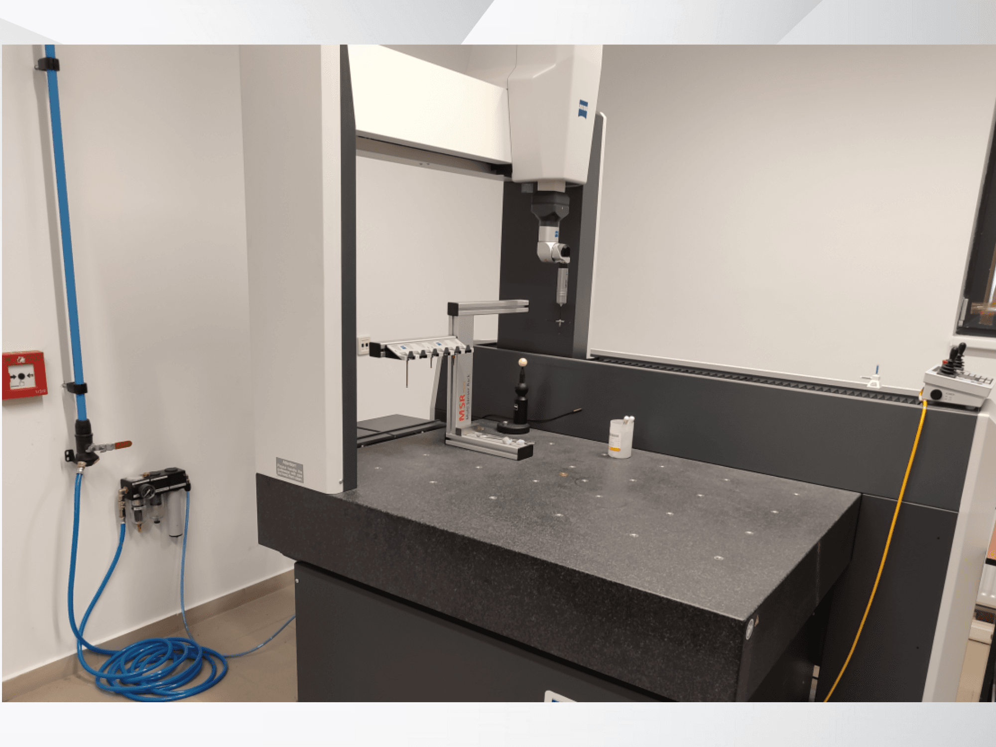 MSR matavimo prietaisas laboratorijoje, iš priekio matomas granito stalas, kalibravimo sfera ir prijungtos priemonės.