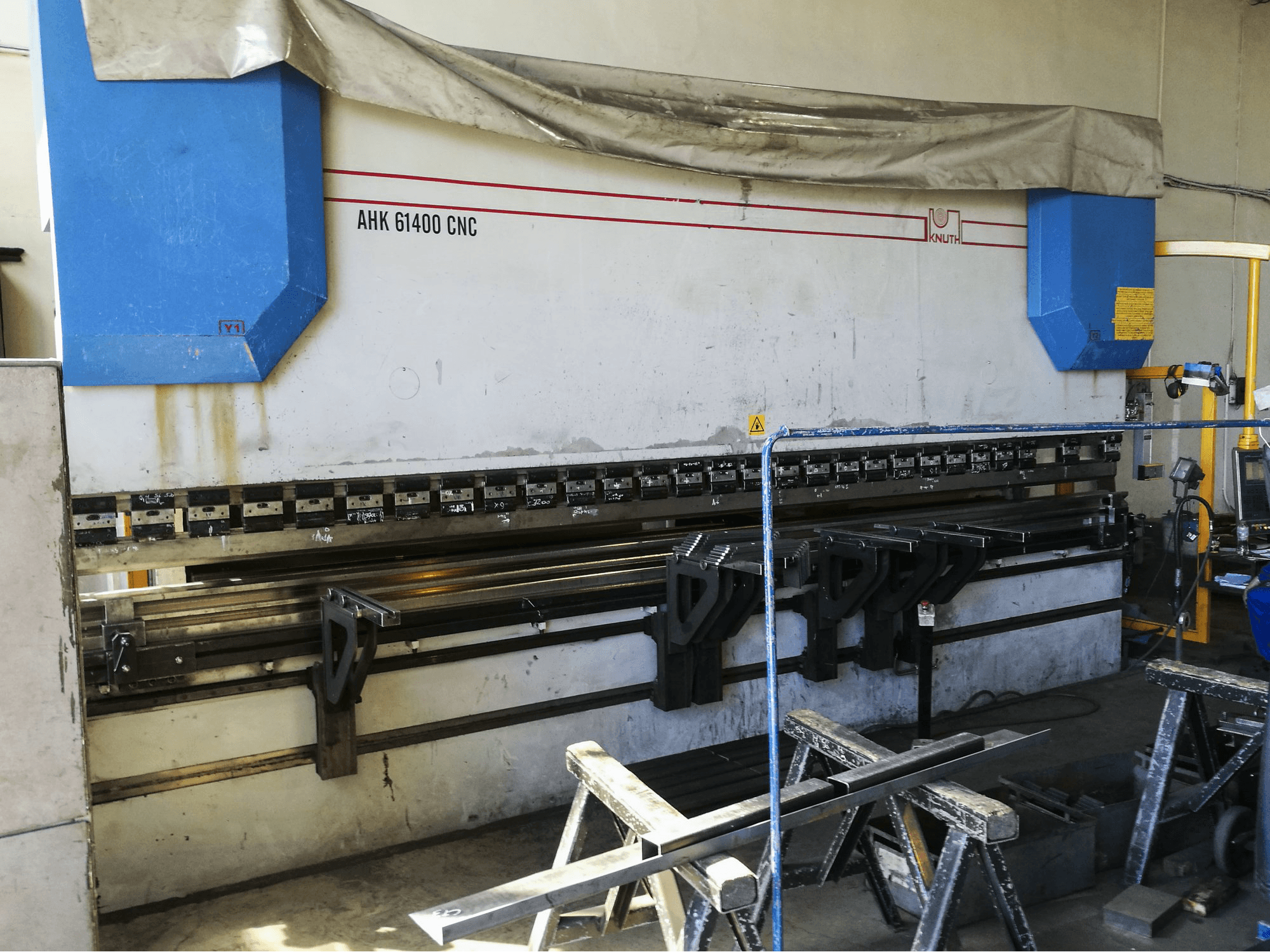 KNUTH AHK 61400 CNC Mašinos kairės pusės vaizdas