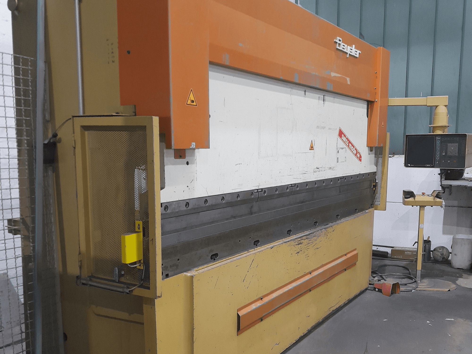 Presinis stabdys BEYELER RT125x3600 (vaizdas iš šono), su valdymo skydeliu ir apsauginiu skydeliu, idealiai tinka metalo lenkimo darbams.
