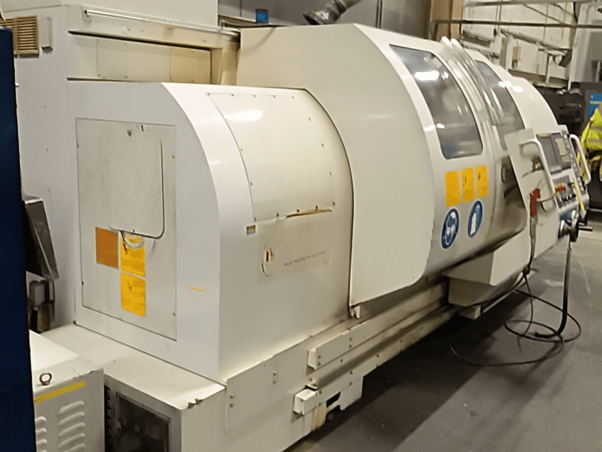 Horizontalios tekinimo staklės MONDIALE BNC-2260XL, vaizdas iš šono, valdymo skydelis ir saugos etiketės.