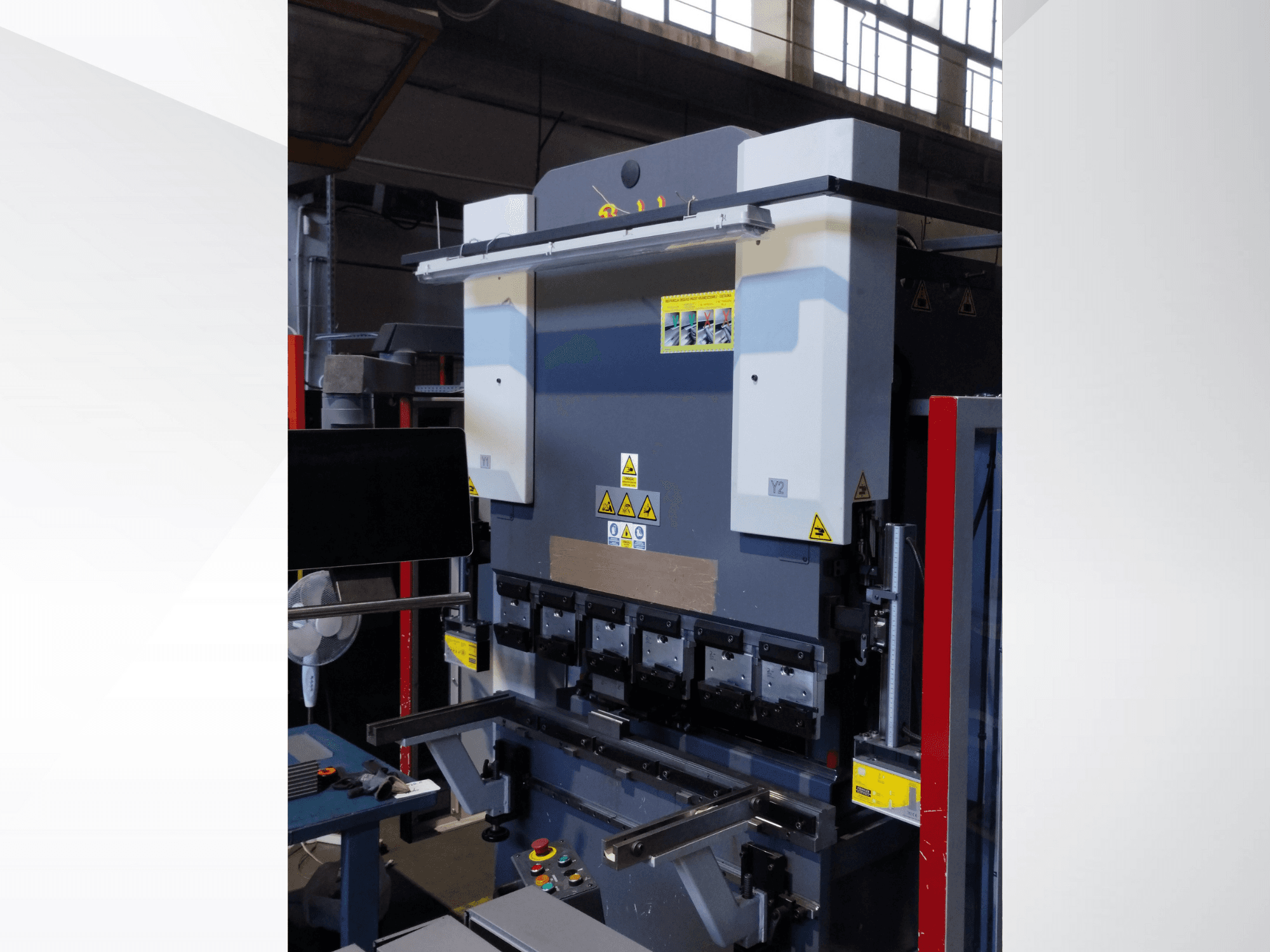 Presavimo staklės, vaizdas iš priekio. Turi matomus valdiklius, saugos lipdukus ir daugybę matricų laikiklių tiksliam lenkimui.