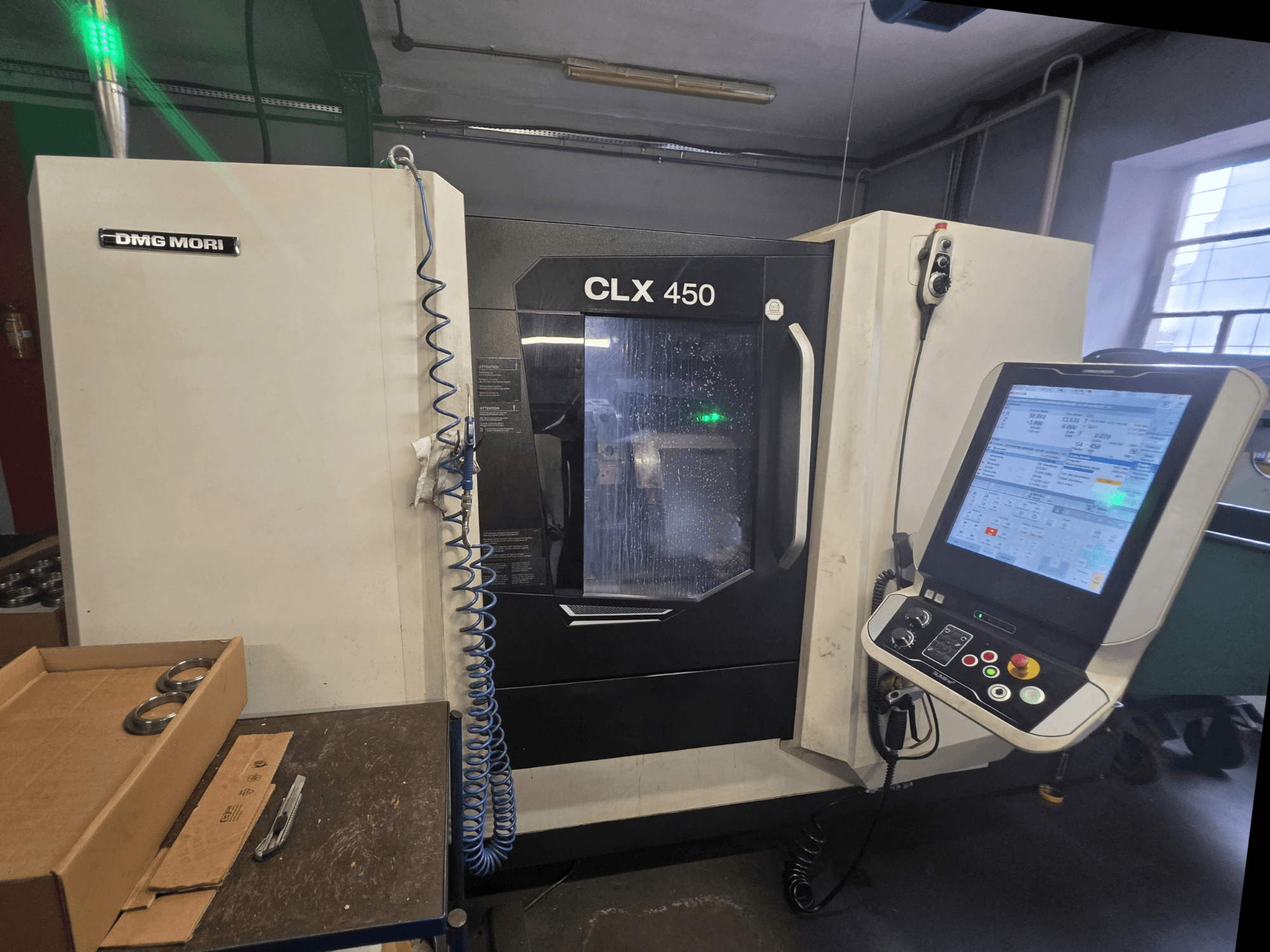 DMG MORI CLX 450 V3 horizontalaus tekinimo staklių vaizdas iš priekio, kuriame matomas valdymo pultas, aušinimo sistema ir darbo zona.