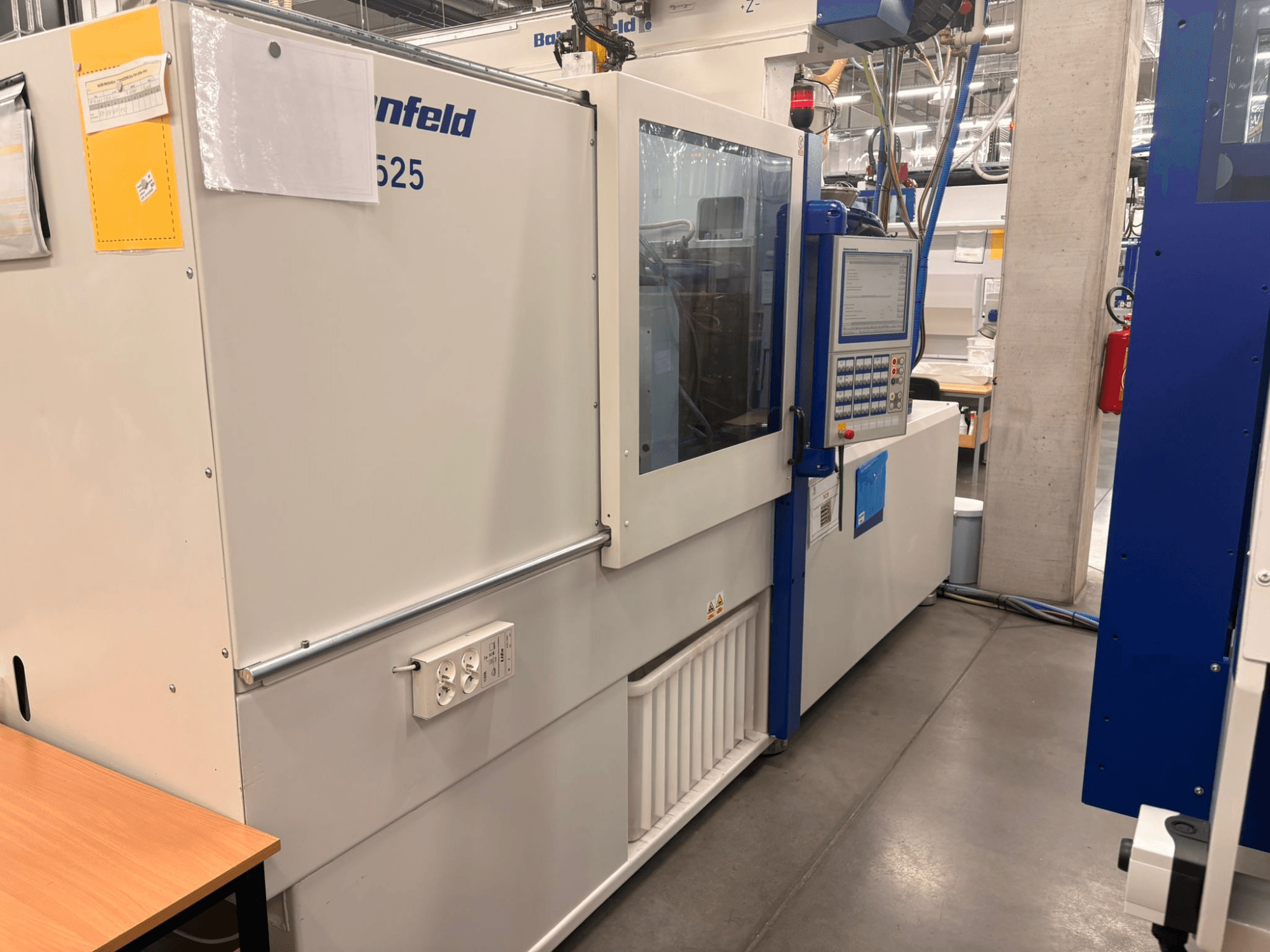 "Arburg" mašinos, 620S modelis, priekinis vaizdas, kuriame matomas valdymo skydelis ir maitinimo prievadai gamykloje.