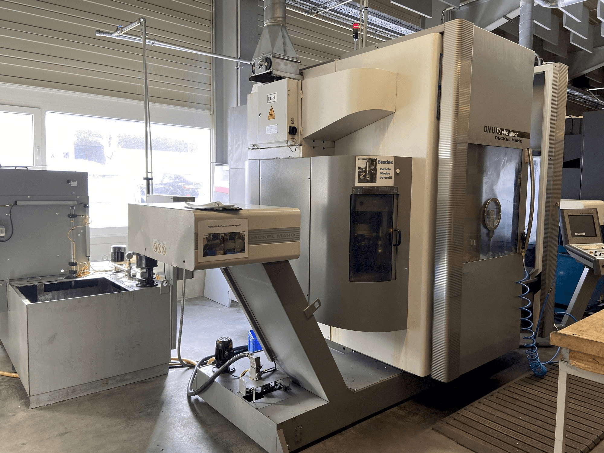 DECKEL MAHO DMU 70 eVo linear Mašinos vaizdas iš priekio