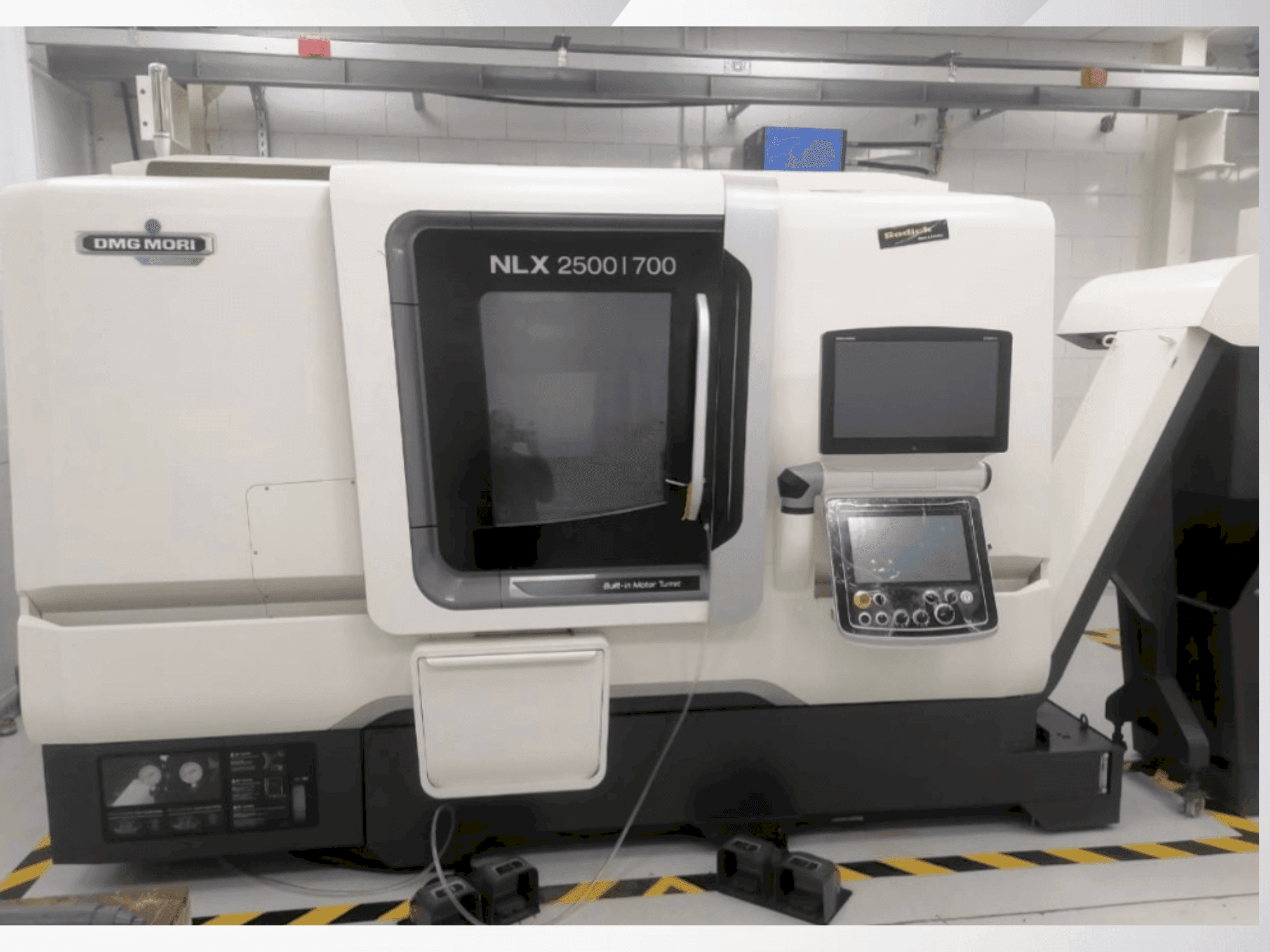 DMG MORI NLX 2500/700 Mašinos vaizdas iš priekio