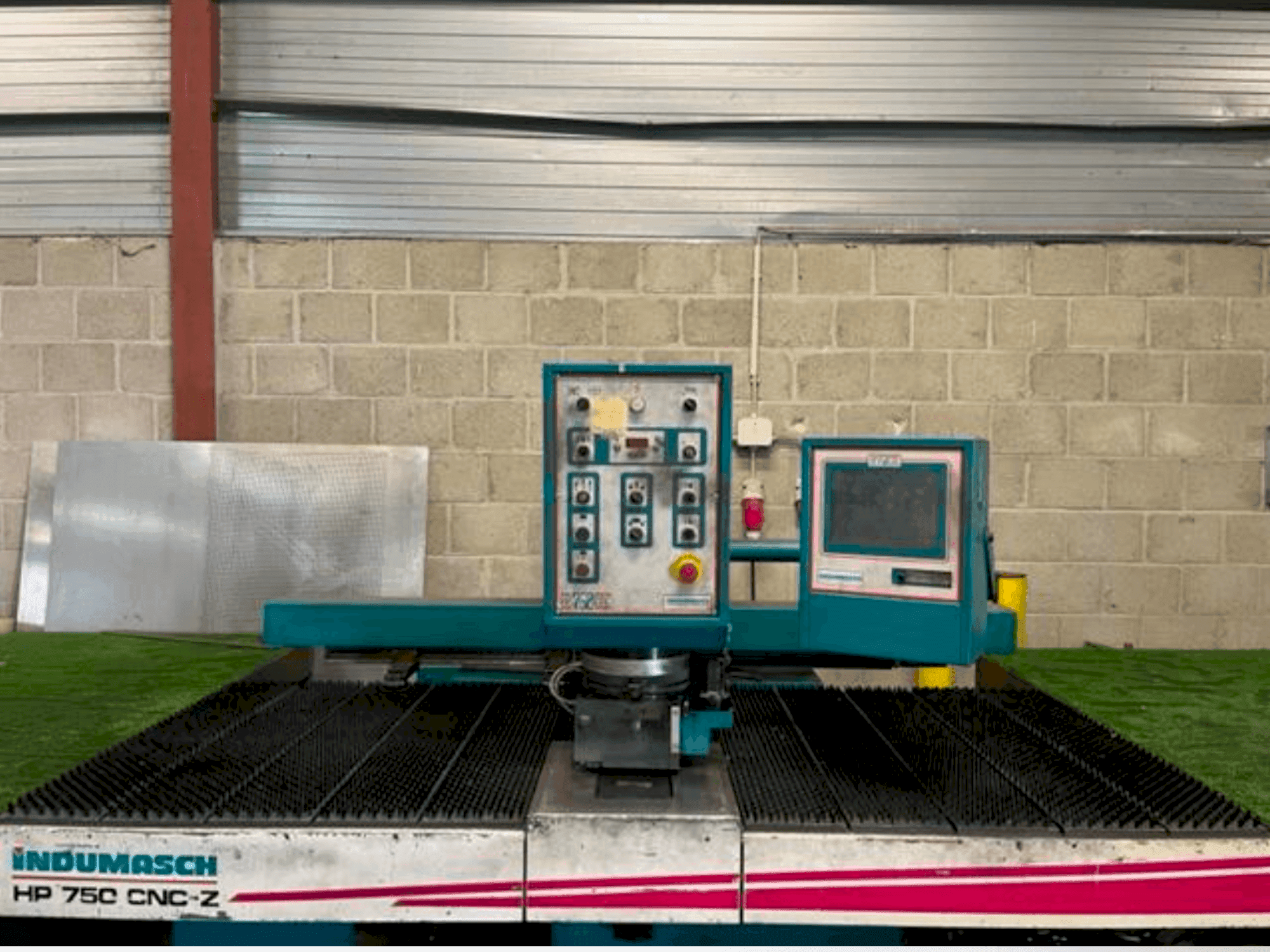 Indumasch HP 750 CNC/Z Mašinos vaizdas iš priekio