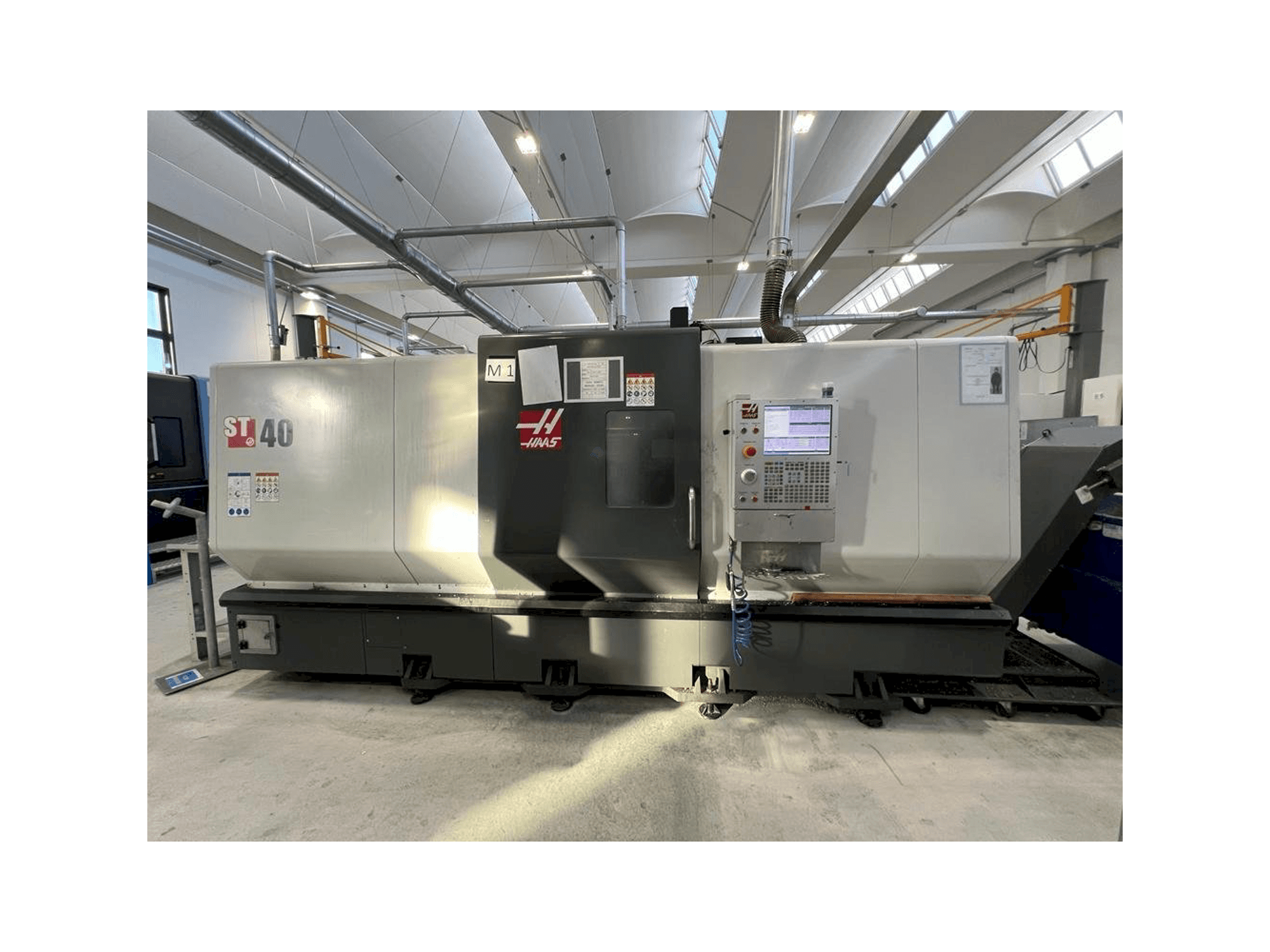 HAAS ST-40 Mašinos vaizdas iš priekio