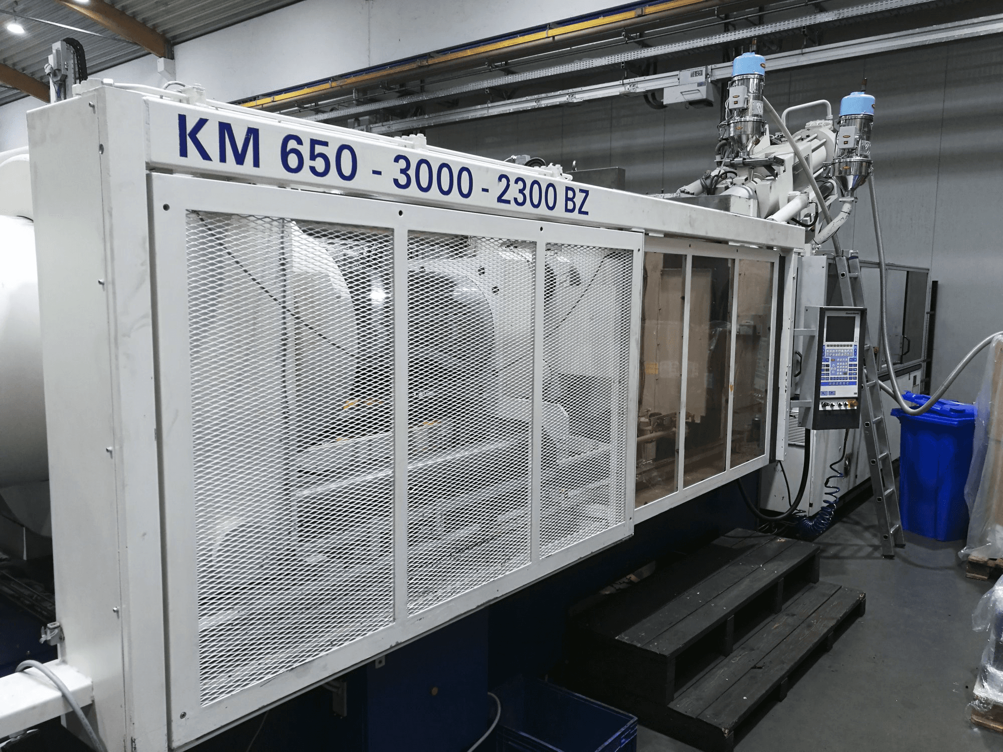 Krauss Maffei 650-3000-2300 BZ Mašinos kairės pusės vaizdas
