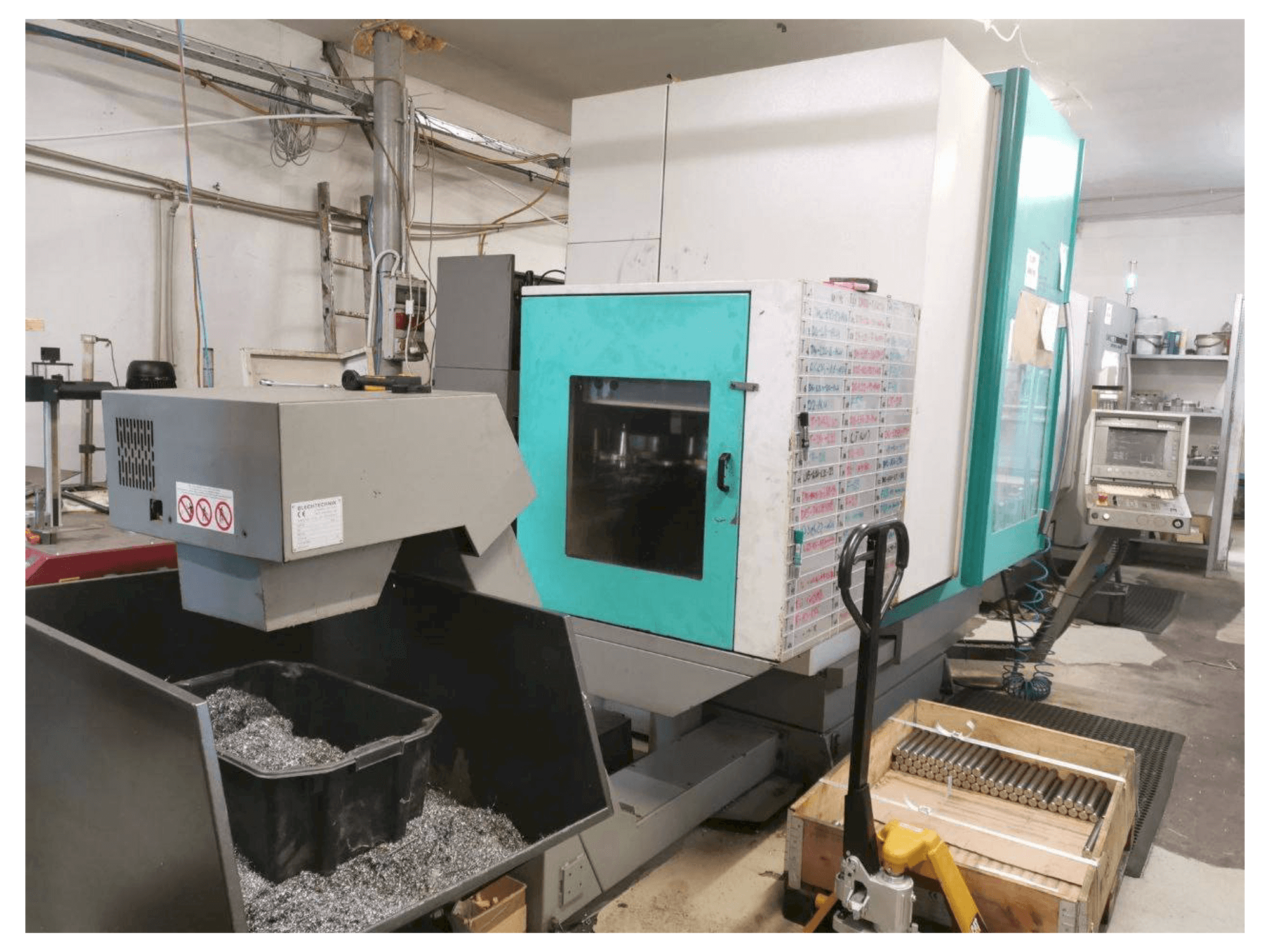 DECKEL MAHO 70 V Mašinos vaizdas iš priekio