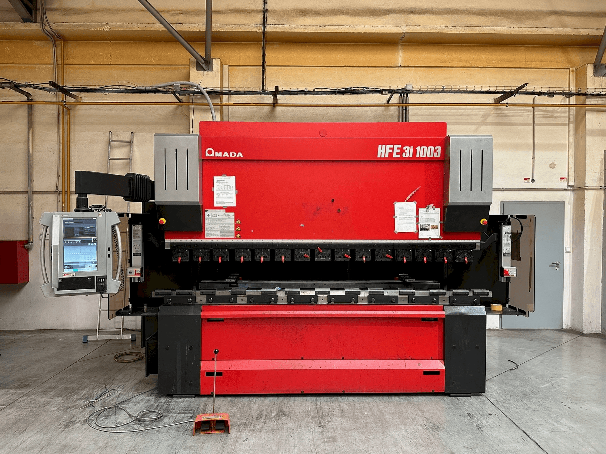 AMADA HFE 3i 1003 Mašinos vaizdas iš priekio