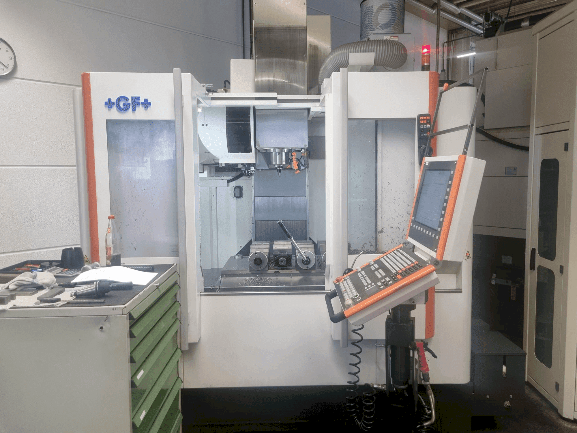 MIKRON VCE 800 Pro Mašinos vaizdas iš priekio