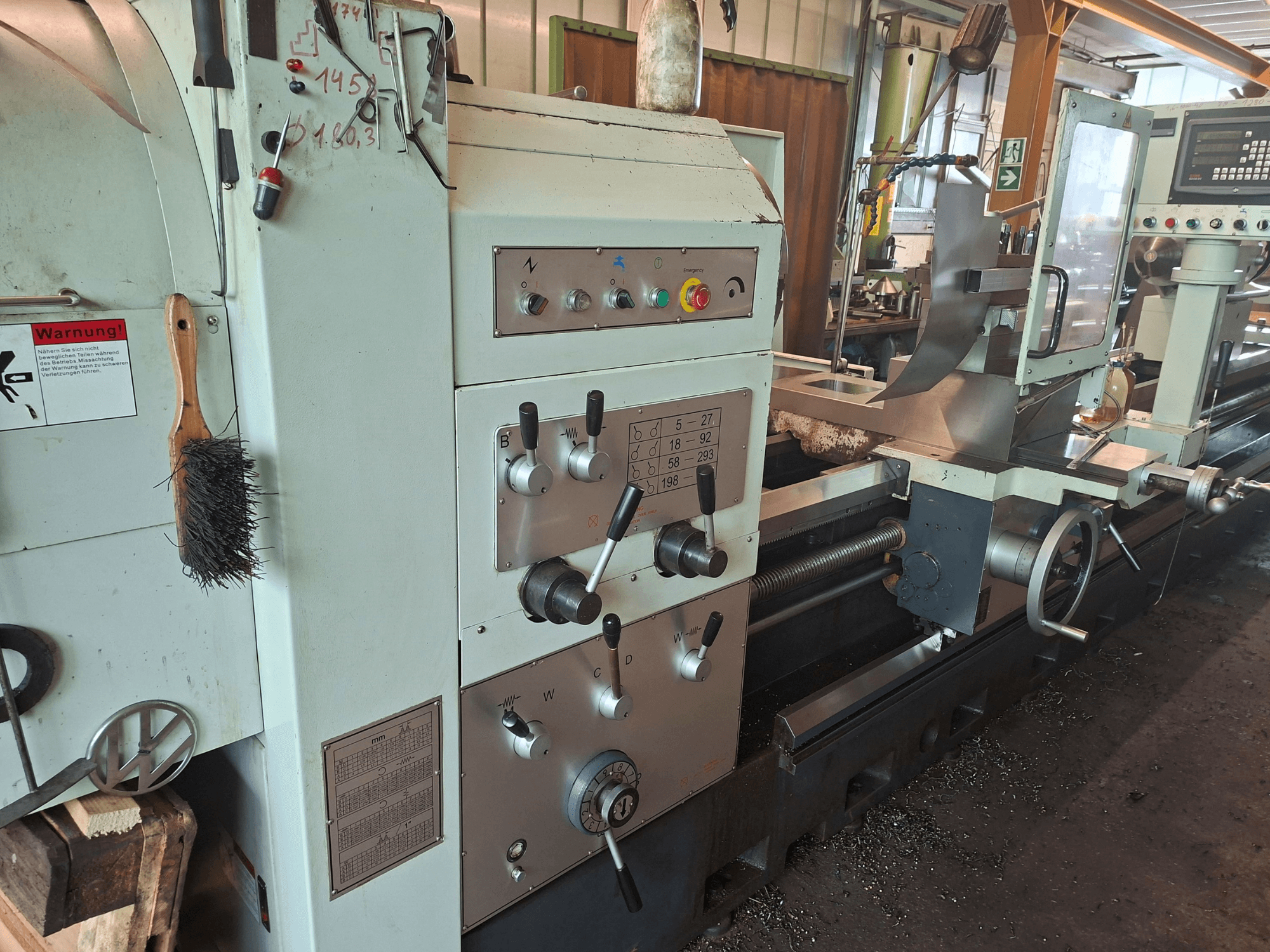 „Other“ gaminamas horizontalus tekinimo staklės modelis BV-40160, vaizdas iš priekio, kuriame matomas valdymo pultas, šepetys ir metalo ruošinio apdirbimo zona.