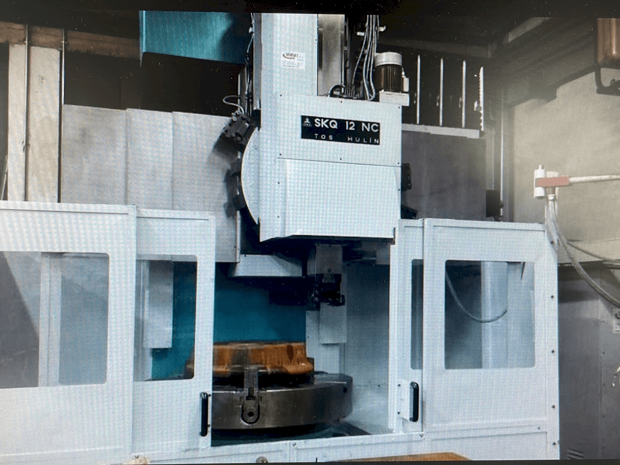 TOS SKQ 12 NC Mašinos vaizdas iš priekio