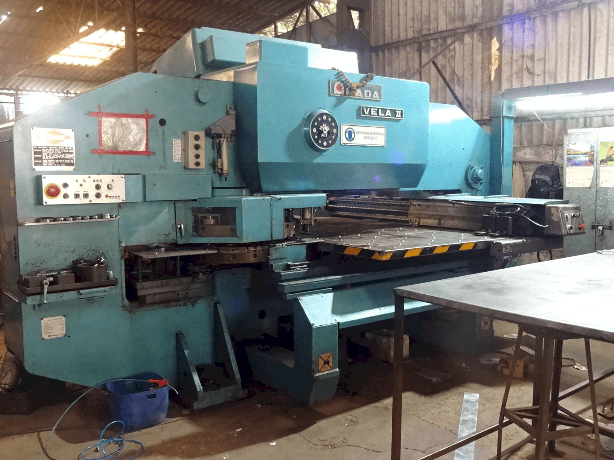 AMADA Mašinos kairės pusės vaizdasVELA II 355